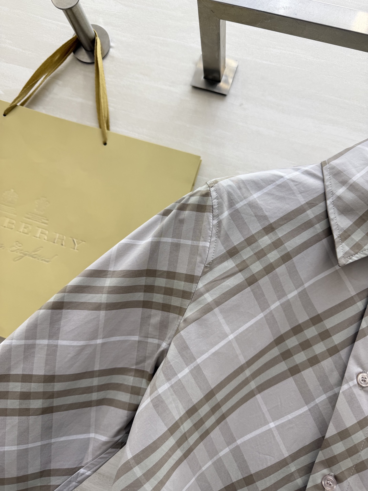 𝐁𝐮𝐫𝐛𝐞𝐫𝐫𝐲格纹衬衫｜人间种草机🌿Burberry格纹衬衫，真的是穿搭作弊器✔️不同配色+格纹 适配