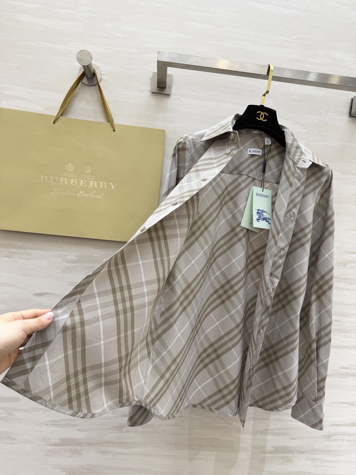 𝐁𝐮𝐫𝐛𝐞𝐫𝐫𝐲格纹衬衫｜人间种草机🌿Burberry格纹衬衫，真的是穿搭作弊器✔️不同配色+格纹 适配