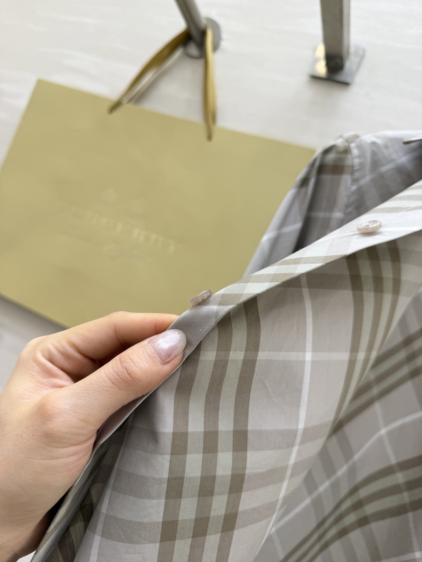 𝐁𝐮𝐫𝐛𝐞𝐫𝐫𝐲格纹衬衫｜人间种草机🌿Burberry格纹衬衫，真的是穿搭作弊器✔️不同配色+格纹 适配