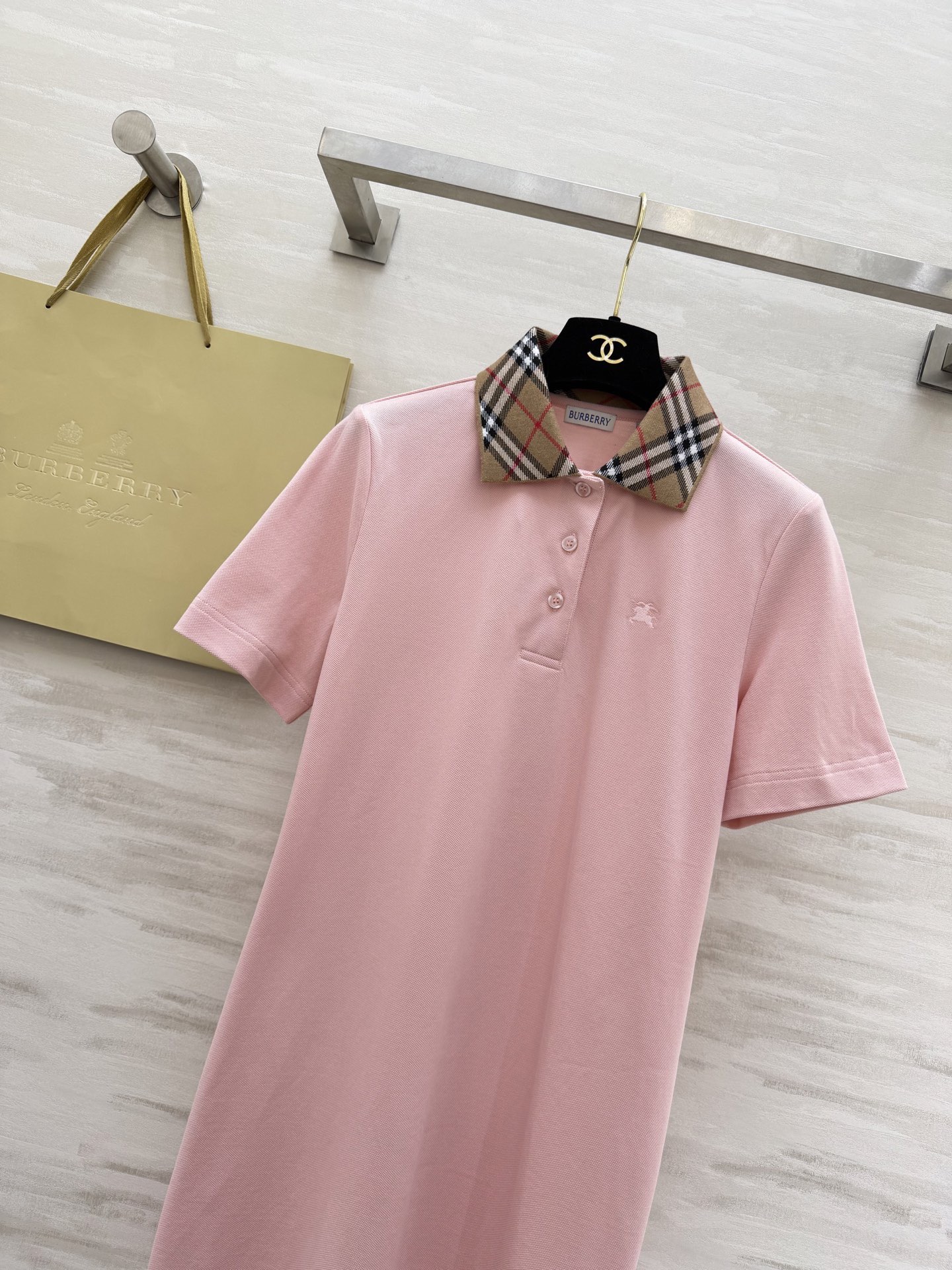 #Burberr♡²⁶春夏新款 翻领格纹polo短袖连衣裙 高品质 现货首发size：S/M/L/XL/