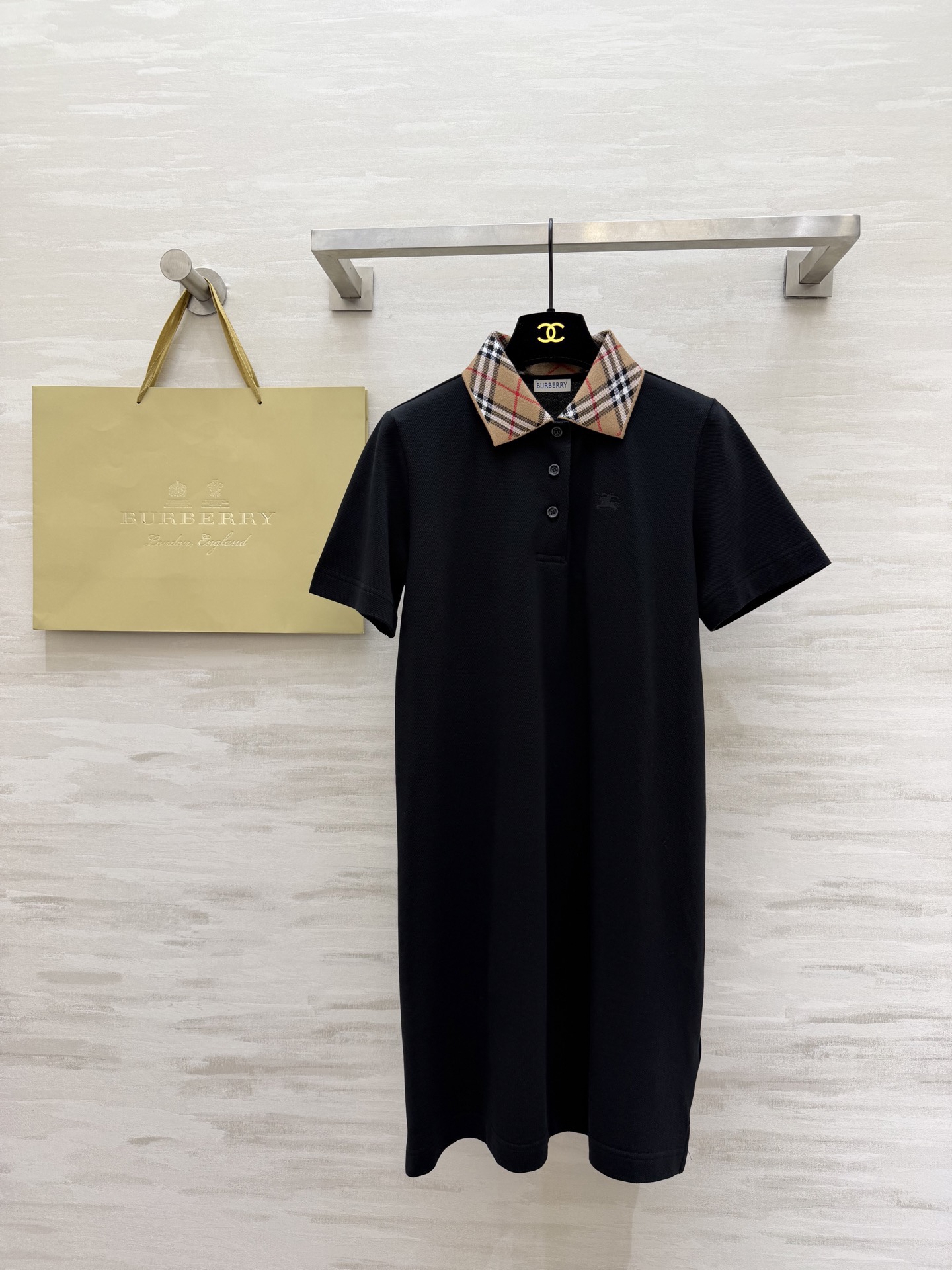 NO:720255,#The highest version on the market. The girl inspects the goods, trims the three marks on the threads, and delivers the goods. You can send pictures and videos. If you want quality and service, add me on WeChat. We will not accept urgent orders. Burberr spring and summer new style lapel plaid polo short-sleeved dress, high quality, available in stock first size S/M/L/XL/XXL (M size shoulder width 33, bust 90, skirt length 90), Burberry - clothing, burberry, skirts, T-shirt,19860909#市面最高版本小妹验货、修剪线头上三标、发货可发图及拍视频,要品质要服务的加我微信,不接急单. Burberr春夏新款 翻领格纹polo短袖连衣裙 高品质 现货首发sizeS/M/L/XL/XXL（M码肩宽33,胸围90,裙长90）,博柏利-服装,burberry,skirts,T-shirt,,Women's clothing