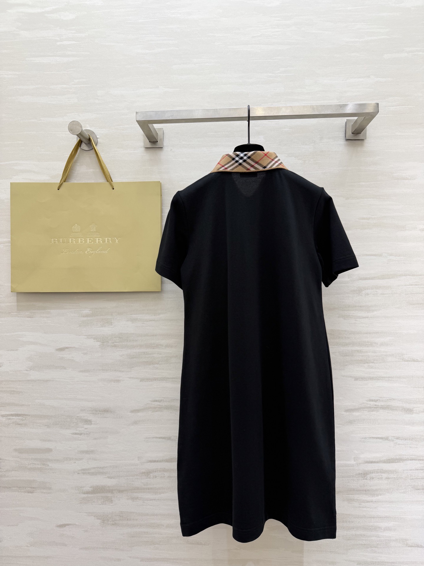 #Burberr♡²⁶春夏新款 翻领格纹polo短袖连衣裙 高品质 现货首发size：S/M/L/XL/