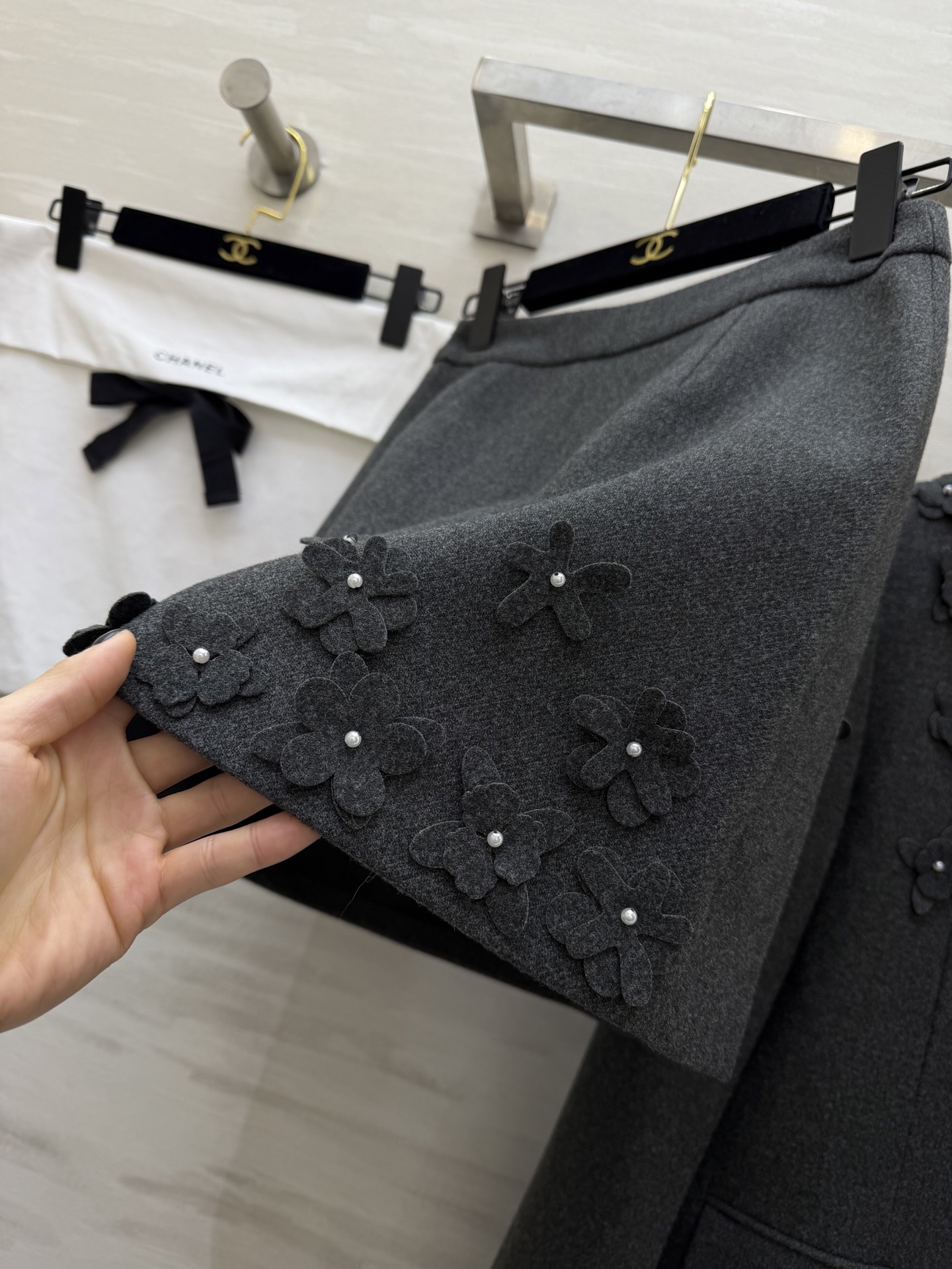 #Chane♡²⁶新款 立体花朵钉珠套装 定制羊毛混纺材质超柔软 外套立体花朵+珍珠纽扣 袖口蕾丝边超精