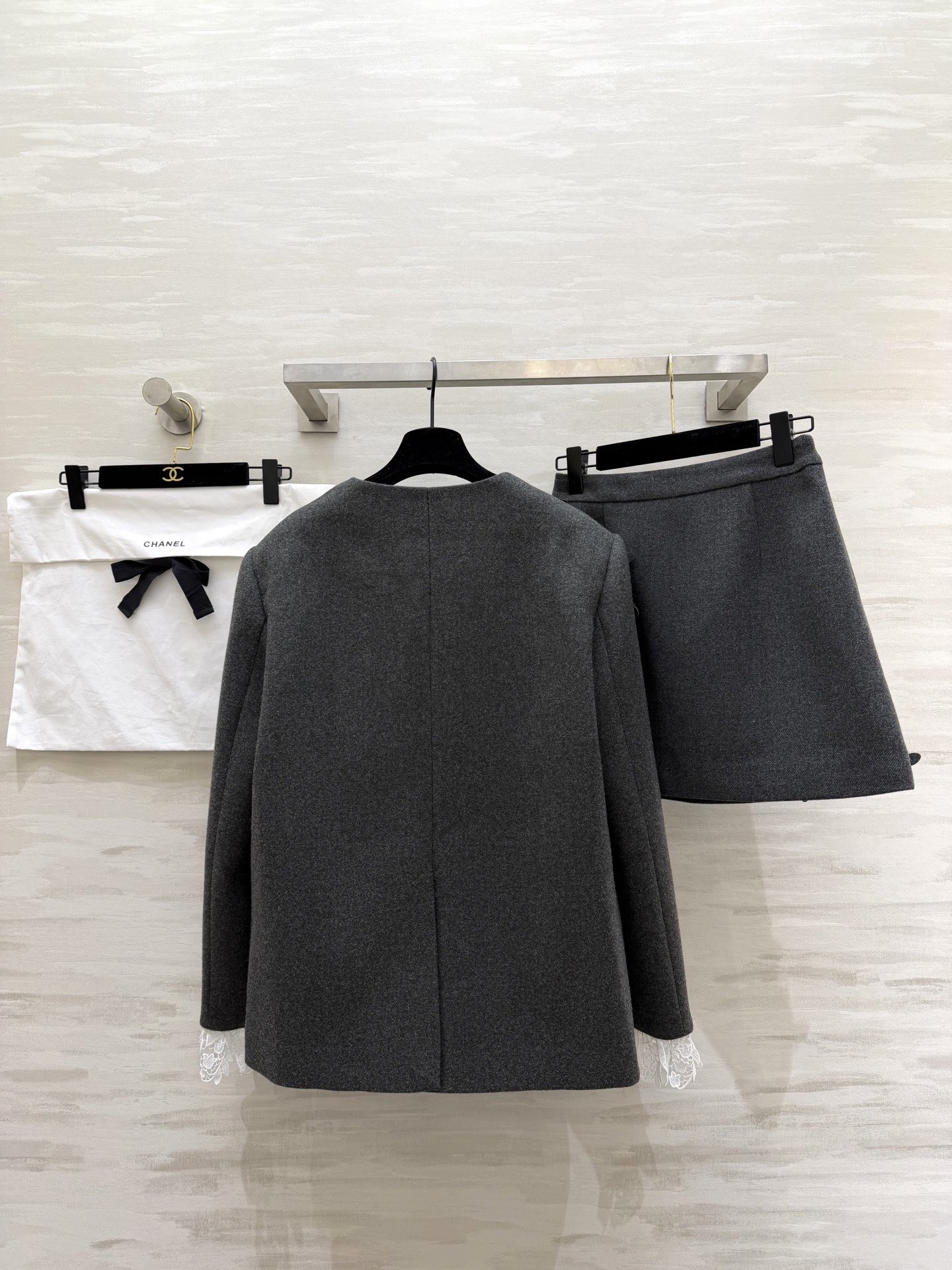 #Chane♡²⁶新款 立体花朵钉珠套装 定制羊毛混纺材质超柔软 外套立体花朵+珍珠纽扣 袖口蕾丝边超精