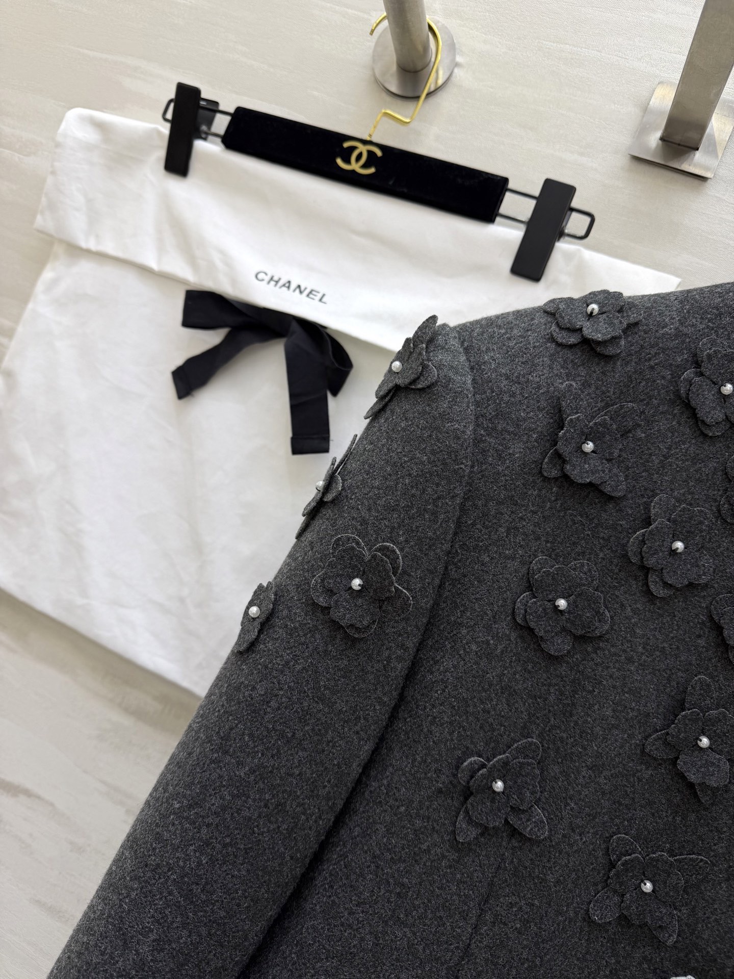 #Chane♡²⁶新款 立体花朵钉珠套装 定制羊毛混纺材质超柔软 外套立体花朵+珍珠纽扣 袖口蕾丝边超精