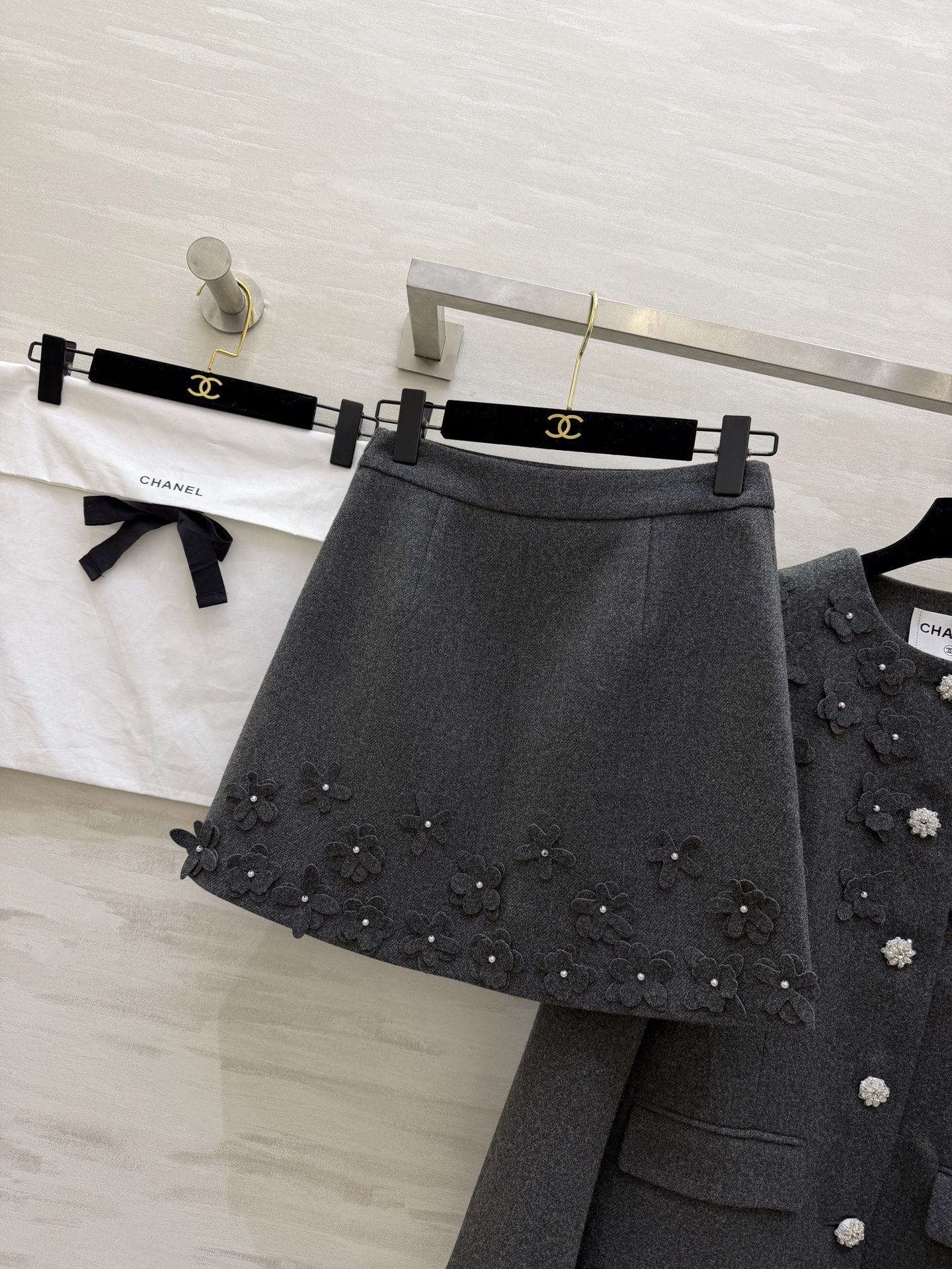 #Chane♡²⁶新款 立体花朵钉珠套装 定制羊毛混纺材质超柔软 外套立体花朵+珍珠纽扣 袖口蕾丝边超精