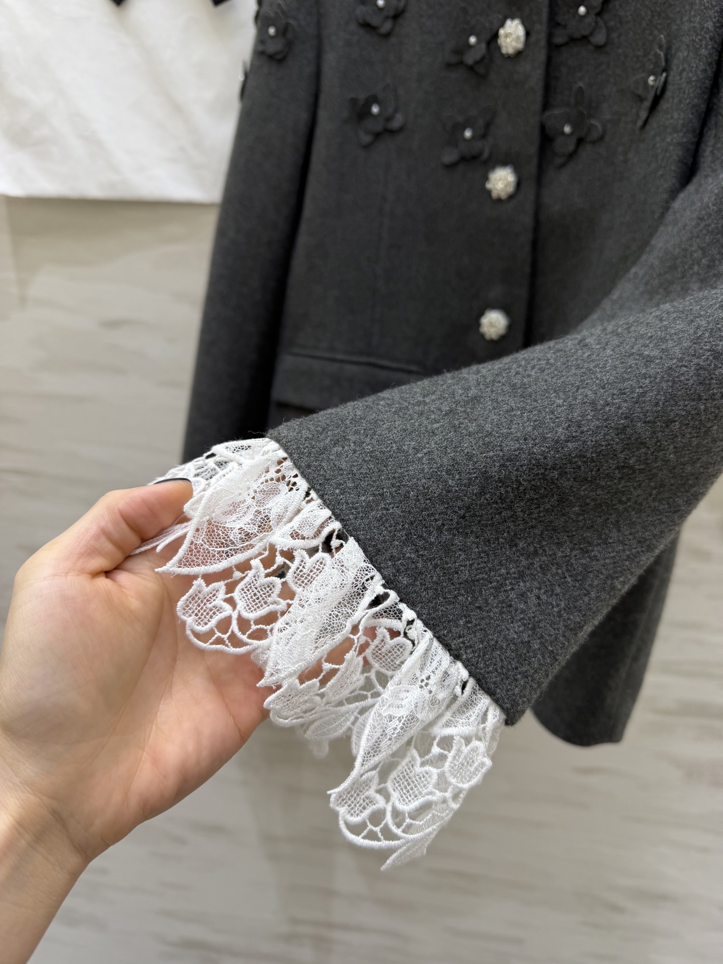 #Chane♡²⁶新款 立体花朵钉珠套装 定制羊毛混纺材质超柔软 外套立体花朵+珍珠纽扣 袖口蕾丝边超精