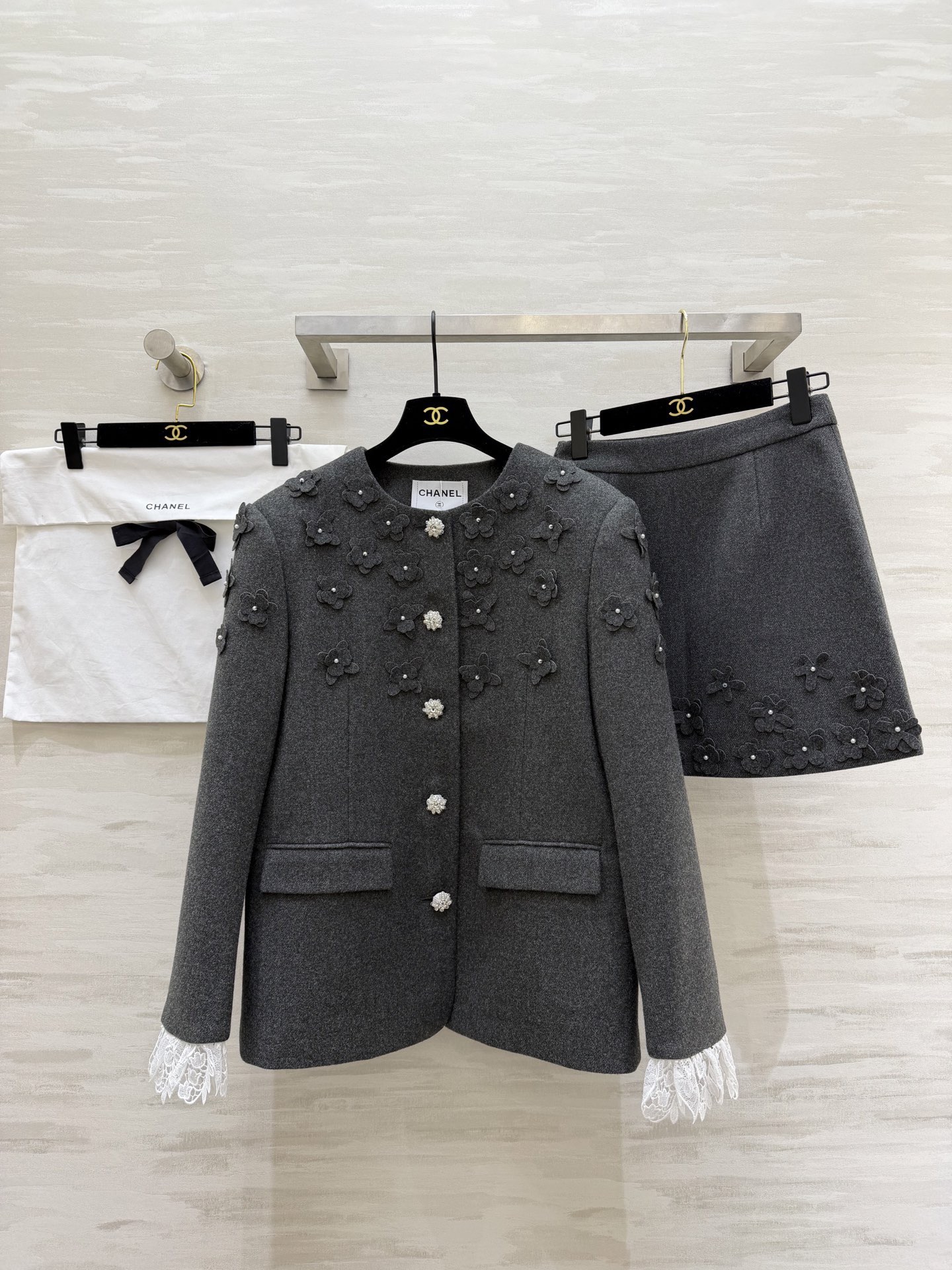 NO:720251,#The highest version on the market. The girl inspects the goods, trims the three marks on the threads, and delivers pictures and videos. If you want quality and service, please add me on WeChat. We will not accept urgent orders. Chane's new three-dimensional flower beading set. Customized wool blend material is super soft. Three-dimensional flowers on the jacket + pearl buttons. The lace on the cuffs is super delicate. The same flower embroidery on the skirt has an elegant retro temperament!  High-quality customization, available in stock first size S/M/L (S size shoulder width 40, bust 94, dress length 69, skirt waist 64, hip 94, skirt length 40), Chanel-clothing, chanel, chanel, skirts, jackets & coats,19860909#市面最高版本小妹验货、修剪线头上三标、发货可发图及拍视频,要品质要服务的加我微信,不接急单. Chane新款 立体花朵钉珠套装 定制羊毛混纺材质超柔软 外套立体花朵+珍珠纽扣 袖口蕾丝边超精致 半身裙同款花朵刺绣 优雅复古气质拿捏住！高品质定制 现货首发sizeS/M/L（s码肩宽40,胸围94,衣长69,半裙腰围64,臀围94,裙长40）,香奈儿-服装,chanel,chanel,skirts,jackets & coats,,Women's clothing