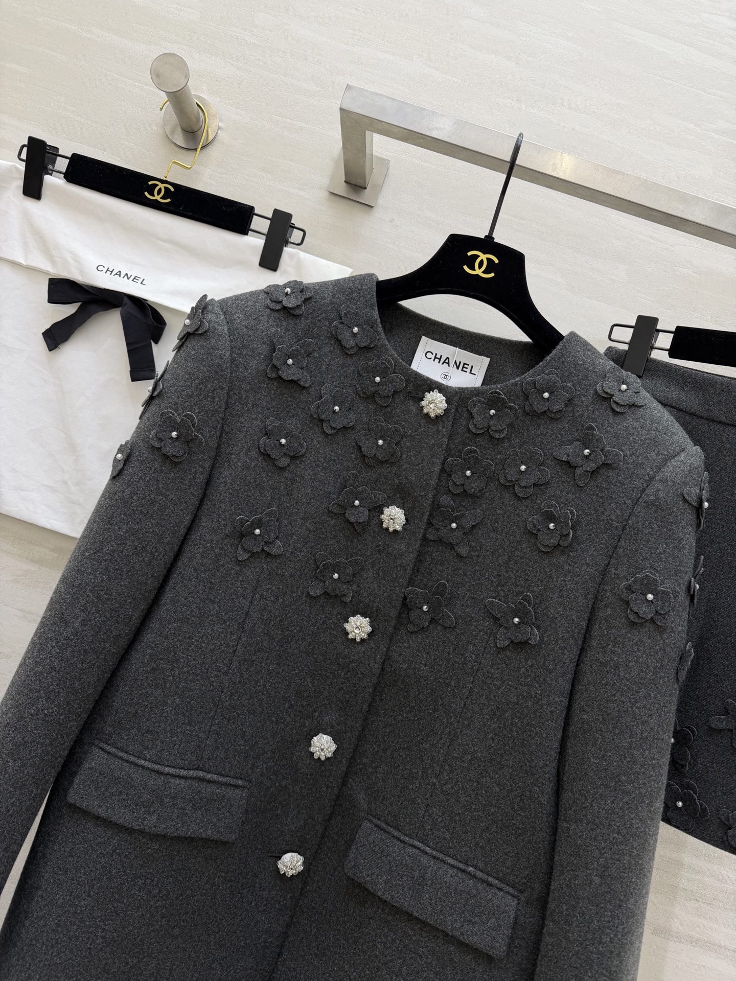 #Chane♡²⁶新款 立体花朵钉珠套装 定制羊毛混纺材质超柔软 外套立体花朵+珍珠纽扣 袖口蕾丝边超精