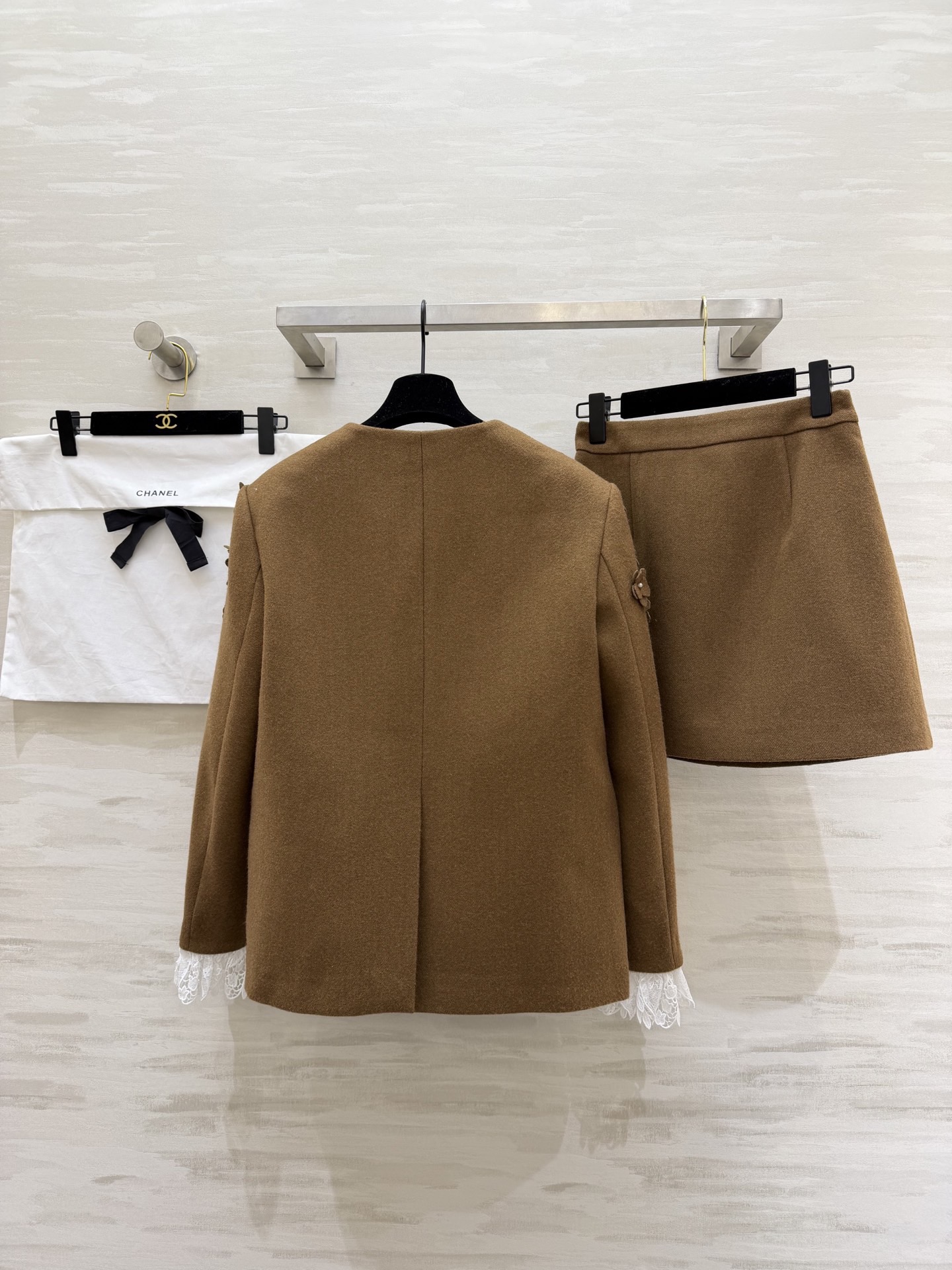 #Chane♡²⁶新款 立体花朵钉珠套装 定制羊毛混纺材质超柔软 外套立体花朵+珍珠纽扣 袖口蕾丝边超精