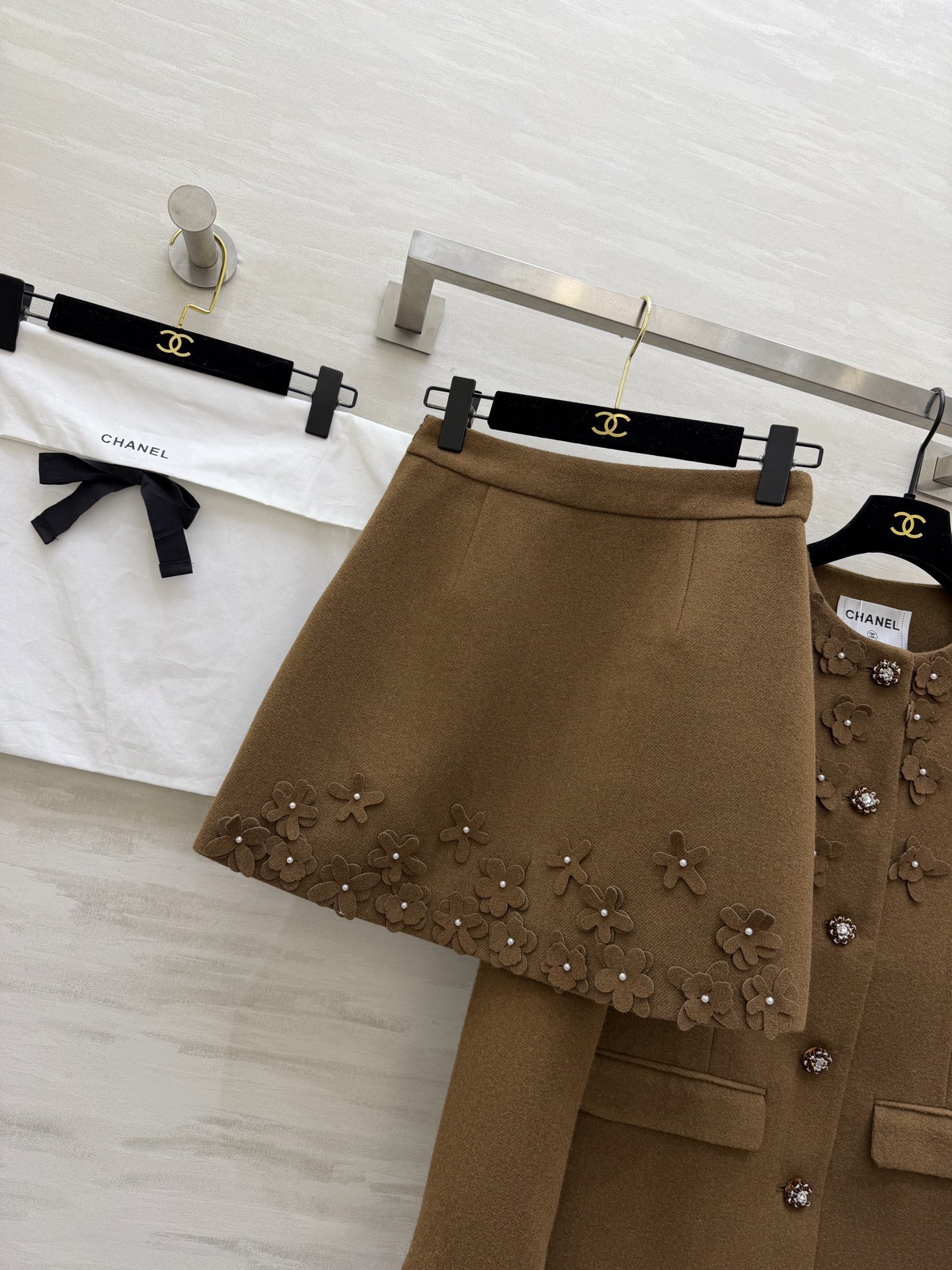 #Chane♡²⁶新款 立体花朵钉珠套装 定制羊毛混纺材质超柔软 外套立体花朵+珍珠纽扣 袖口蕾丝边超精