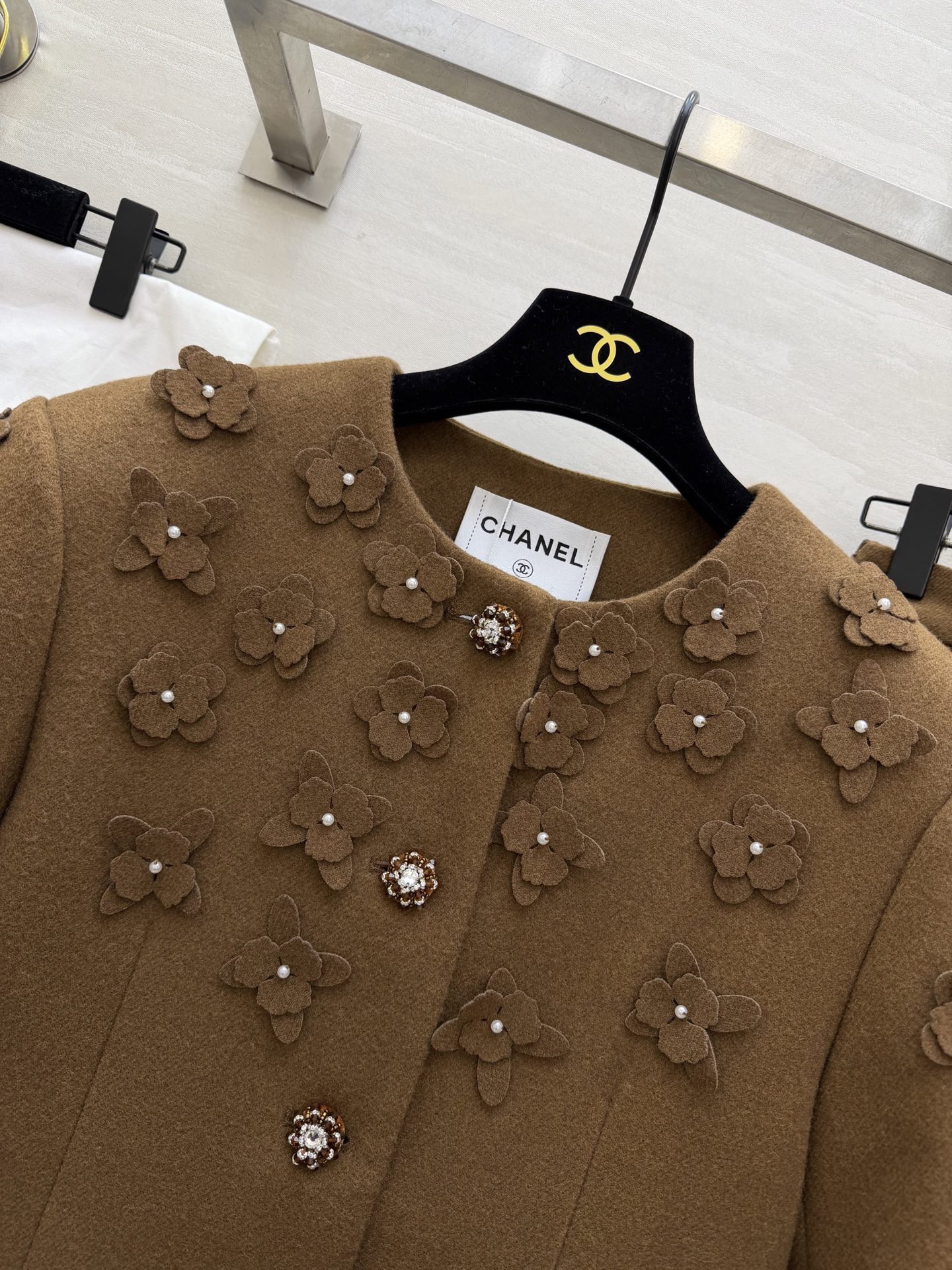 #Chane♡²⁶新款 立体花朵钉珠套装 定制羊毛混纺材质超柔软 外套立体花朵+珍珠纽扣 袖口蕾丝边超精
