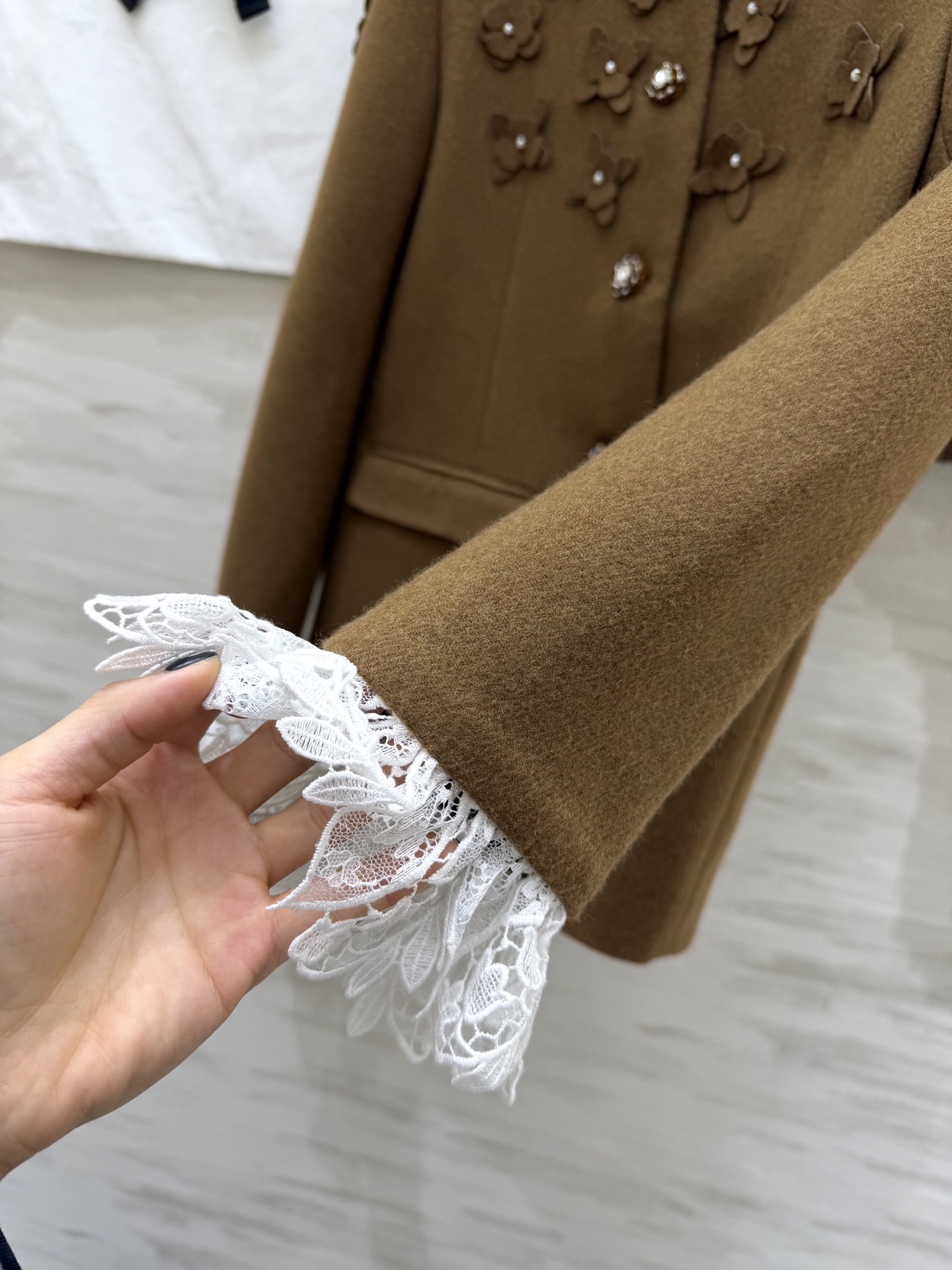 #Chane♡²⁶新款 立体花朵钉珠套装 定制羊毛混纺材质超柔软 外套立体花朵+珍珠纽扣 袖口蕾丝边超精