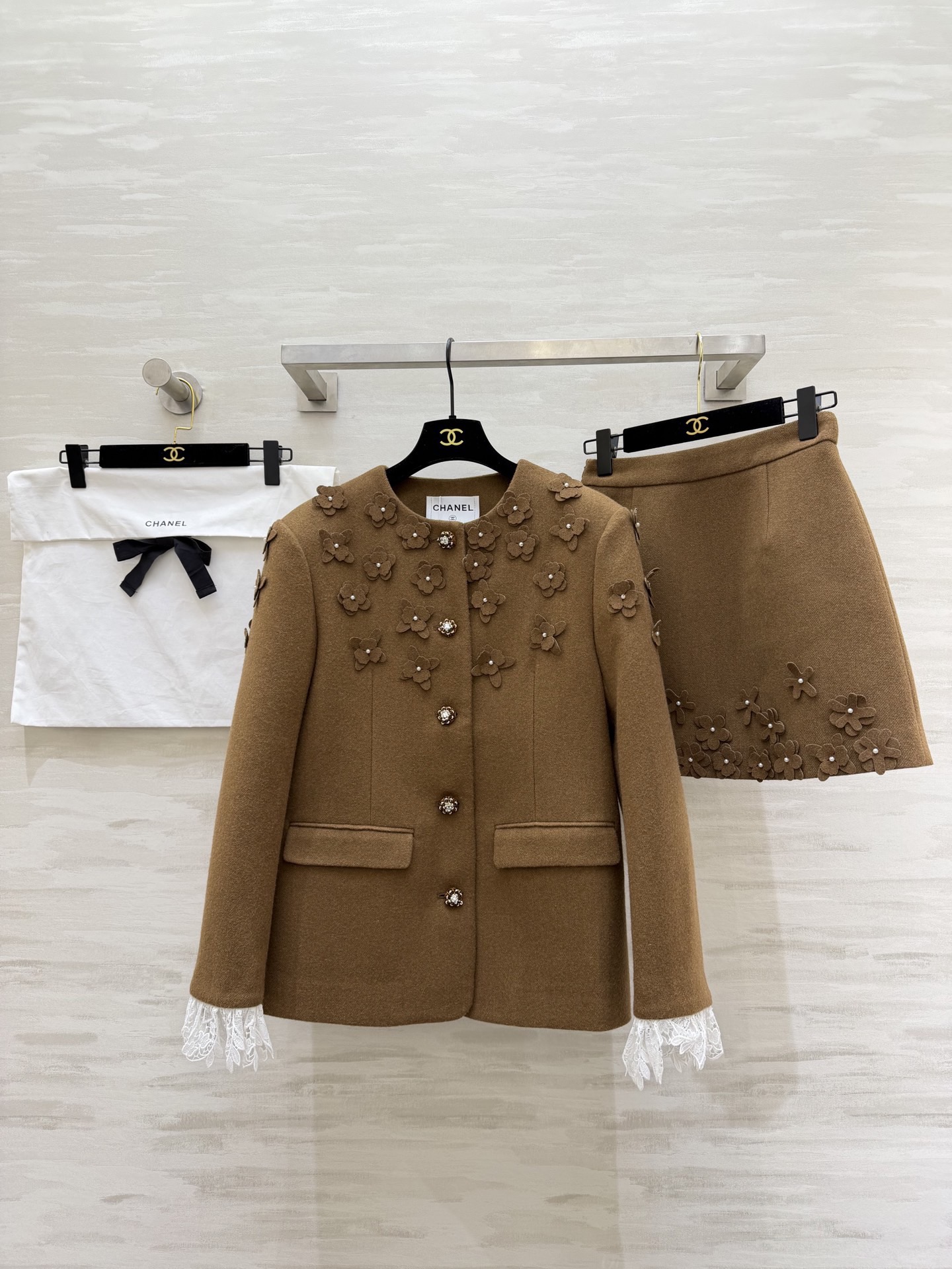 NO:737431,#Chane's new three-dimensional flower beading suit. Customized wool blend material is super soft. The jacket has three-dimensional flowers + pearl buttons. The cuffs are super delicate with lace edges. The skirt is embroidered with the same flowers. It has an elegant retro temperament!  High-quality customization, available in stock first size S/M/L (S size shoulder width 40, bust 94, dress length 69, skirt waist 64, hip 94, skirt length 40),,chanel,skirts,jackets & coats,19860909#Chane新款 立体花朵钉珠套装 定制羊毛混纺材质超柔软 外套立体花朵+珍珠纽扣 袖口蕾丝边超精致 半身裙同款花朵刺绣 优雅复古气质拿捏住！高品质定制 现货首发sizeS/M/L（s码肩宽40,胸围94,衣长69,半裙腰围64,臀围94,裙长40）,,chanel,skirts,jackets & coats,,Women's clothing