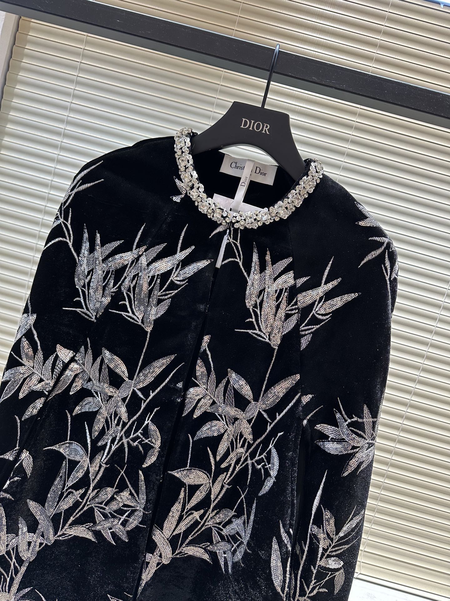 #Dio♡高定系列 竹叶刺绣丝绒斗篷 银色竹叶刺绣超有东方韵味 细节精致 质感满分！领口镶钻点缀奢华感拉