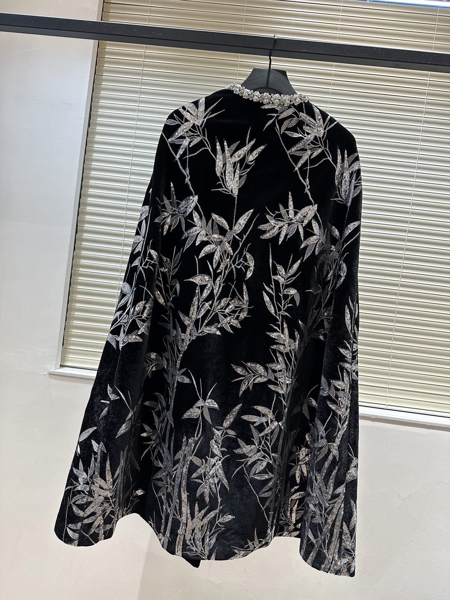 #Dio♡高定系列 竹叶刺绣丝绒斗篷 银色竹叶刺绣超有东方韵味 细节精致 质感满分！领口镶钻点缀奢华感拉