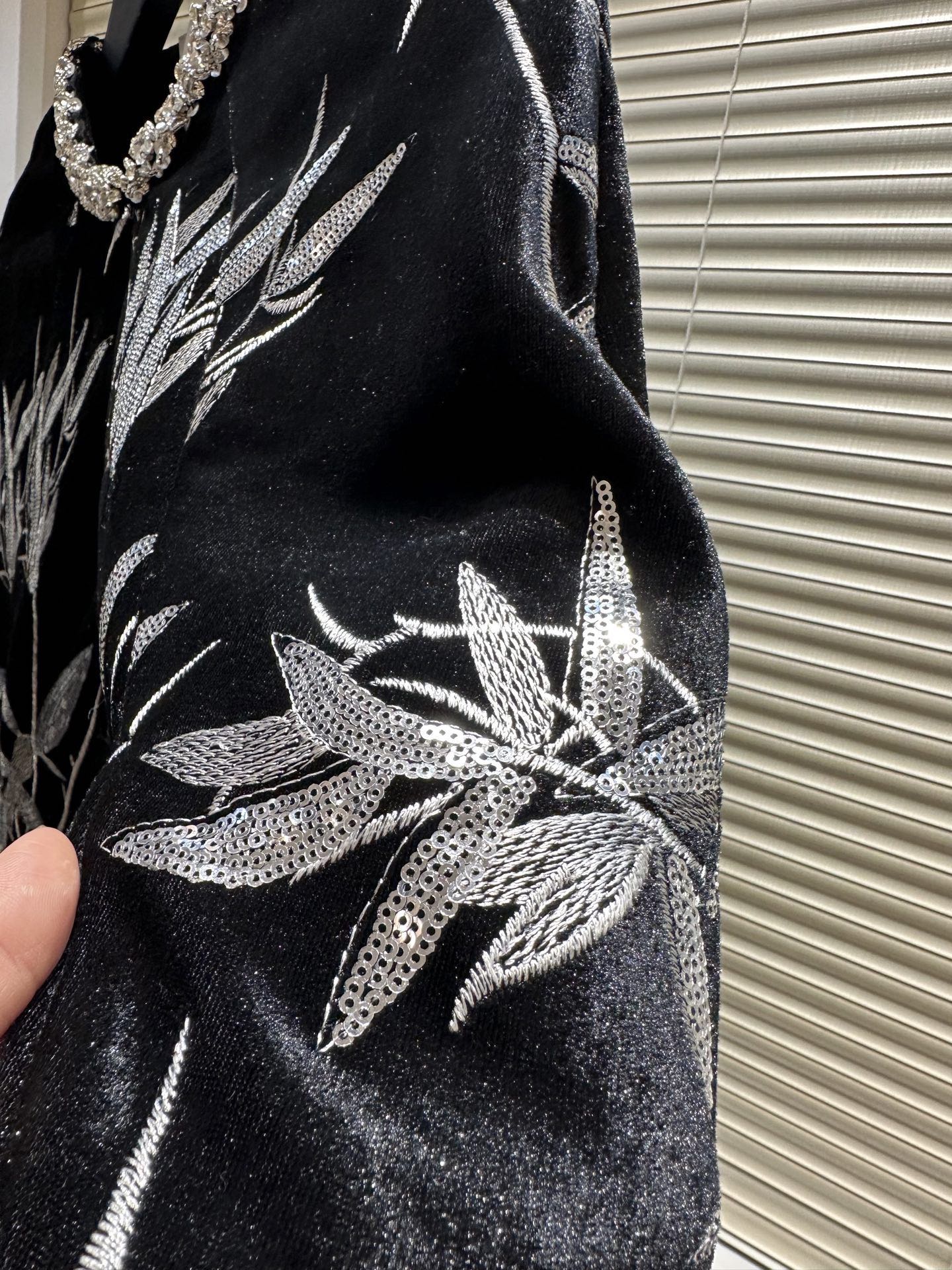 #Dio♡高定系列 竹叶刺绣丝绒斗篷 银色竹叶刺绣超有东方韵味 细节精致 质感满分！领口镶钻点缀奢华感拉