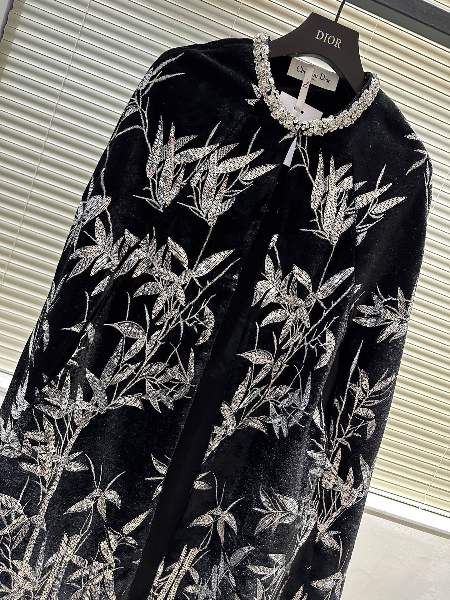 #Dio♡高定系列 竹叶刺绣丝绒斗篷 银色竹叶刺绣超有东方韵味 细节精致 质感满分！领口镶钻点缀奢华感拉