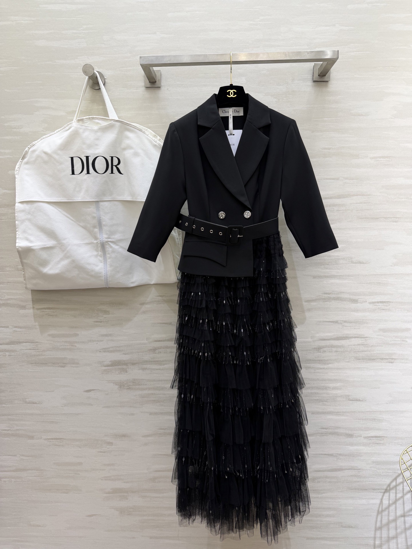 NO:720236,#The highest version on the market. The girl inspects the goods, trims the three marks on the threads, and delivers the goods. You can send pictures and take videos. If you want quality and service, please add me on WeChat. We will not accept urgent orders. DIO's new suit splicing mesh long skirt, fake two-piece design, suit collar splicing tiered mesh cake skirt, strong and soft combined, super elegant!  Three-quarter sleeve suit cut, waist belt to show off your figure, mesh skirt flowing and flexible, elegant and retro, suitable for formal occasions or high-end parties, the fabric is crisp and stylish, the mesh is soft and comfortable, and the details are perfect!  High-quality customization, available in stock first size S/M/L/XL/XXL (S size shoulder width 36, bust 84, waist 70, skirt length 132), Dior-clothing, dior, dior, skirts, business suit,19860909#市面最高版本小妹验货、修剪线头上三标、发货可发图及拍视频,要品质要服务的加我微信,不接急单. DIO新款 西装拼接网纱长裙 假两件设计 西装领拼接层叠网纱蛋糕裙 刚柔并济超有气质！七分袖西装剪裁 腰带收腰显身材 网纱裙摆飘逸灵动 优雅复古 适合正式场合或高端聚会穿搭面料挺括有型 网纱柔软舒适 细节满分！高品质定制 现货首发sizeS/M/L/XL/XXL（s码肩宽36,胸围84,腰围70,裙长132）,迪奥-服装,dior,dior,skirts,business suit,,Women's clothing