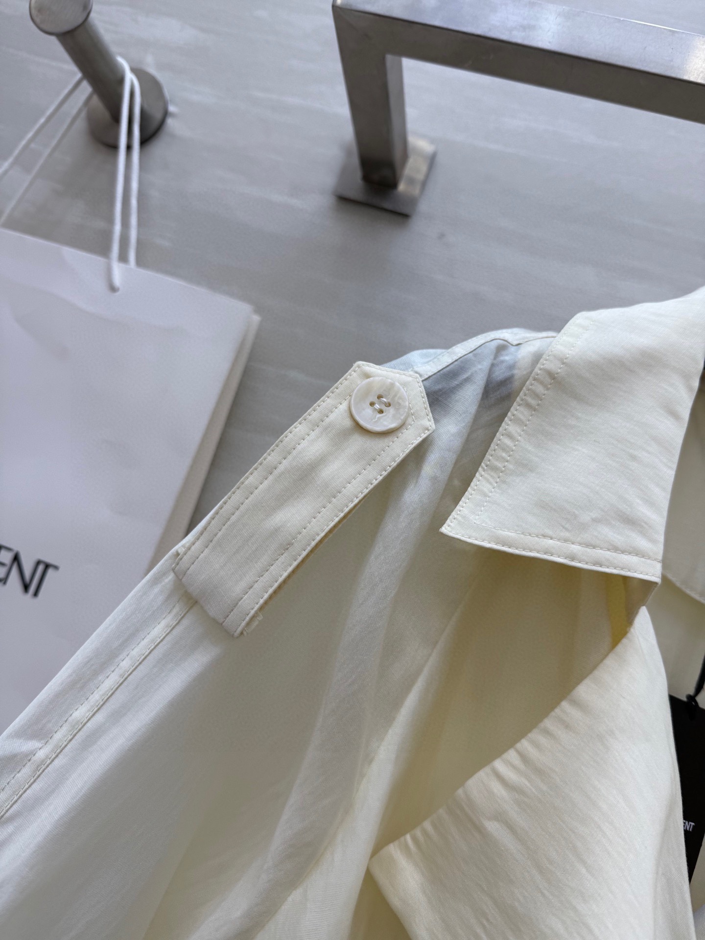 #ysl²⁶春夏新款 天丝风衣 高品质 现货首发size：S/M/L（s码胸围：114， 衣长：114）