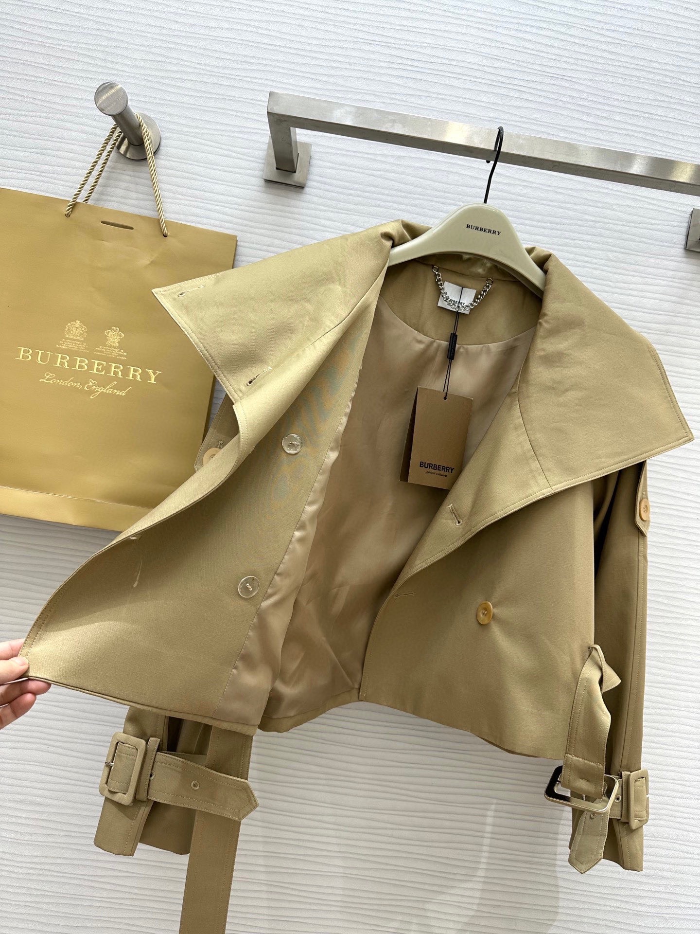 #Burberr♡新款 立领设计短款风衣 腰部下摆腰带可调节收腰设计 利落时髦 短款设计拉升腰线 轻松显