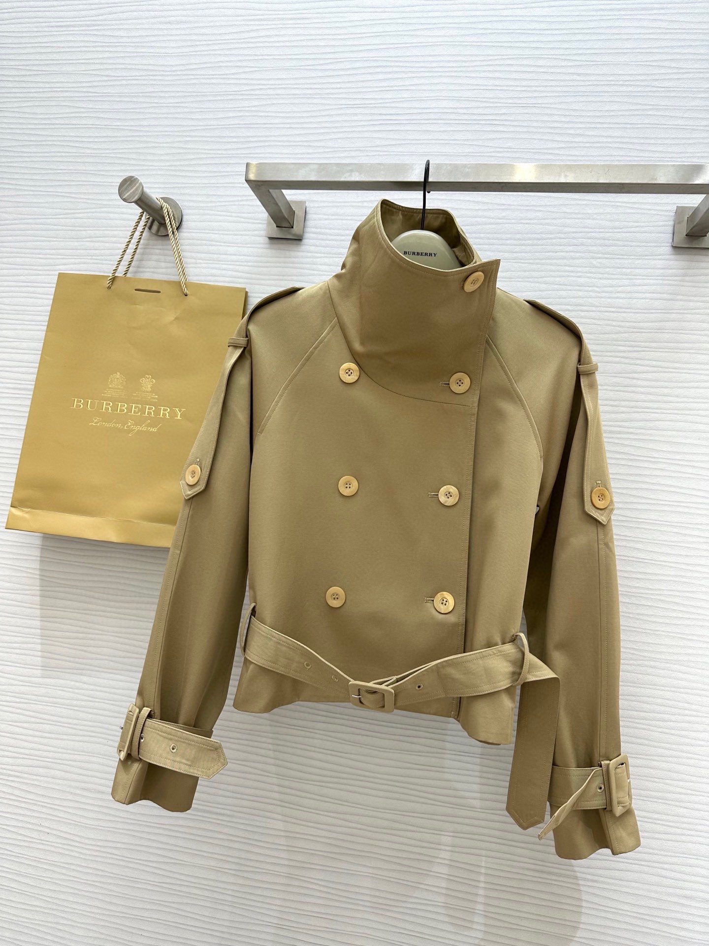 NO:720212,#The highest version on the market. The girl inspects the goods, trims the three marks on the threads, and delivers the goods. You can post pictures and take videos. If you want quality and service, add me on WeChat. We will not accept urgent orders. Burberr's new short windbreaker with stand-up collar design. Adjustable waist belt at the waist. It is neat and fashionable. The short design raises the waistline. It can easily make you look taller. It can easily meet the needs of daily and commuting. It is very practical and high-quality customization ()  Available in stock first size S/M/L (S size bust 96, length 52), Burberry-clothing, burberry,19860909#市面最高版本小妹验货、修剪线头上三标、发货可发图及拍视频,要品质要服务的加我微信,不接急单. Burberr新款 立领设计短款风衣 腰部下摆腰带可调节收腰设计 利落时髦 短款设计拉升腰线 轻松显高 轻松满足日常和通勤的穿搭 实穿度非常高 高品质定制() 现货首发sizeS/M/L（s码胸围96,衣长52）,博柏利-服装,burberry,,Women's clothing