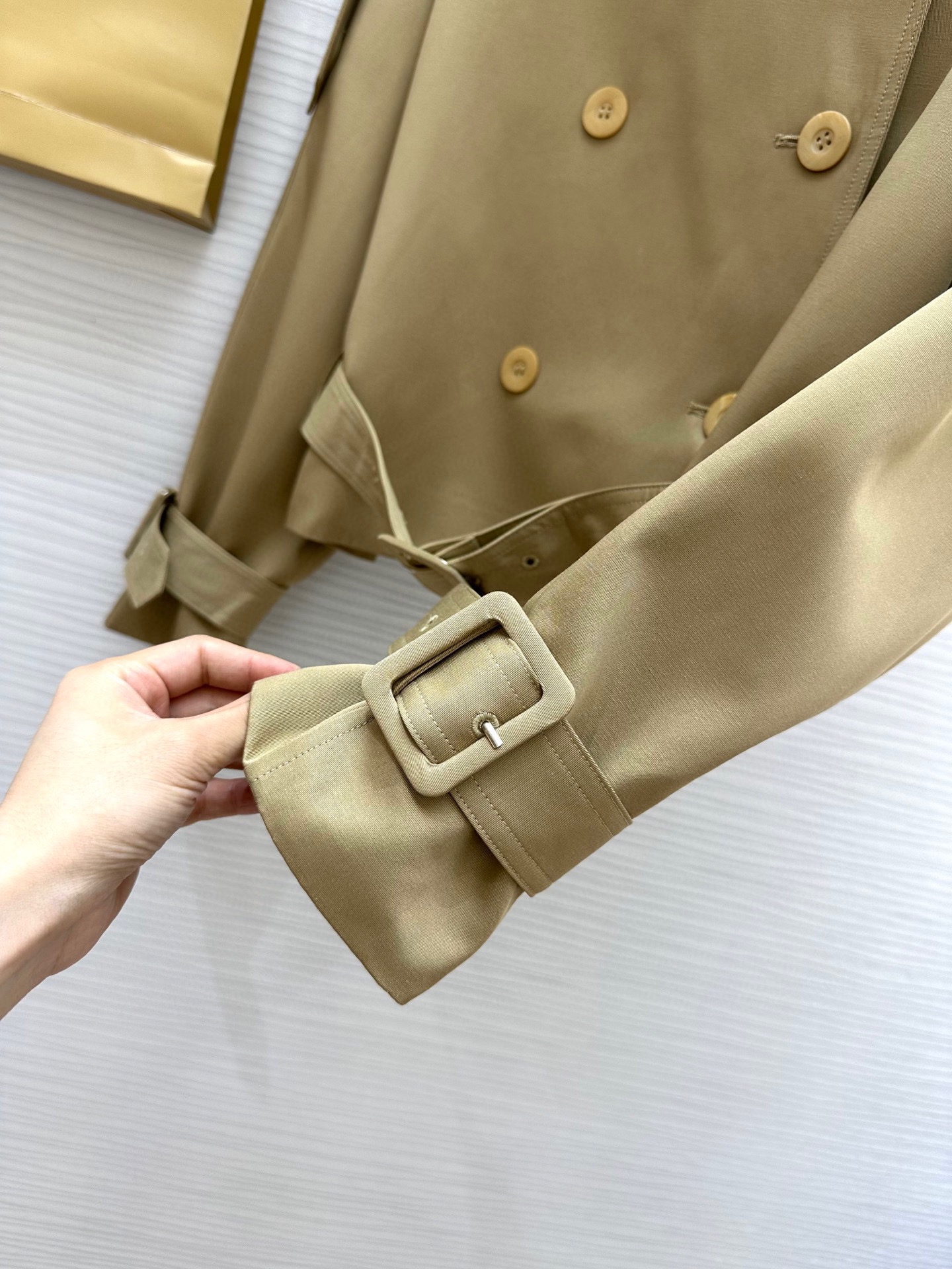 #Burberr♡新款 立领设计短款风衣 腰部下摆腰带可调节收腰设计 利落时髦 短款设计拉升腰线 轻松显