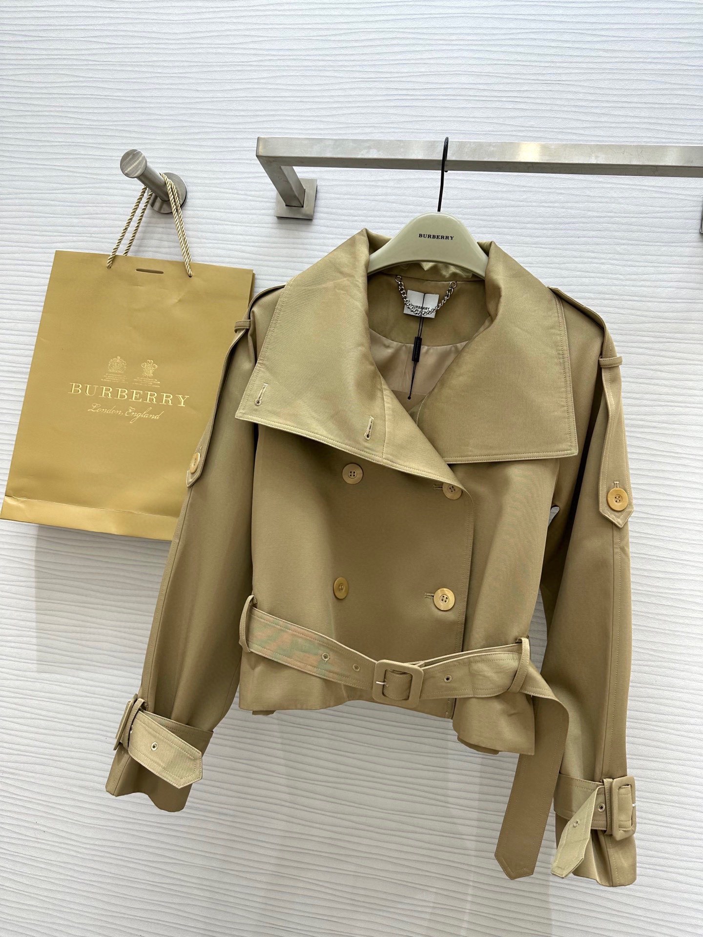 #Burberr♡新款 立领设计短款风衣 腰部下摆腰带可调节收腰设计 利落时髦 短款设计拉升腰线 轻松显