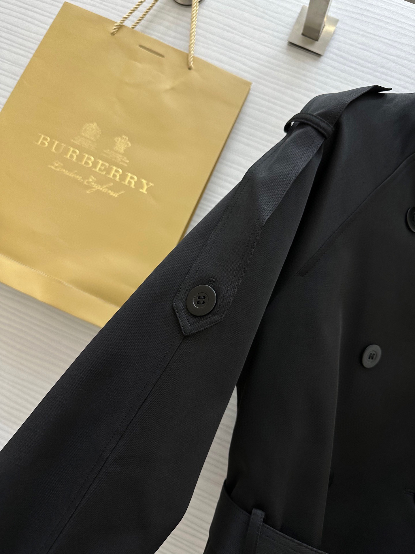 #Burberr♡新款 立领设计短款风衣 腰部下摆腰带可调节收腰设计 利落时髦 短款设计拉升腰线 轻松显