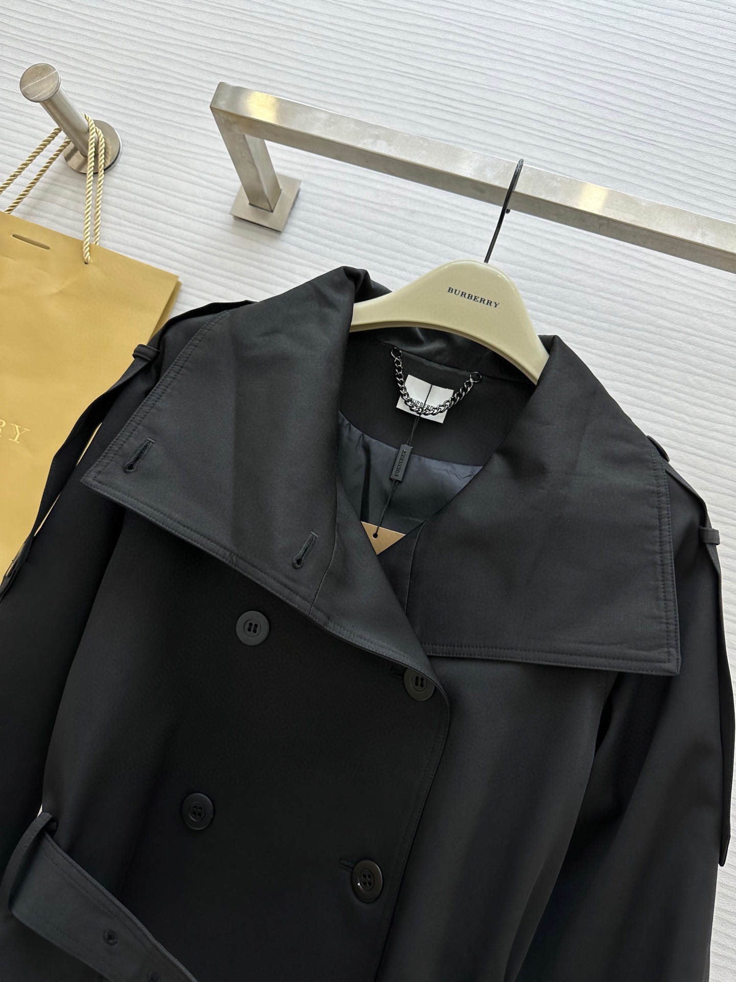 #Burberr♡新款 立领设计短款风衣 腰部下摆腰带可调节收腰设计 利落时髦 短款设计拉升腰线 轻松显