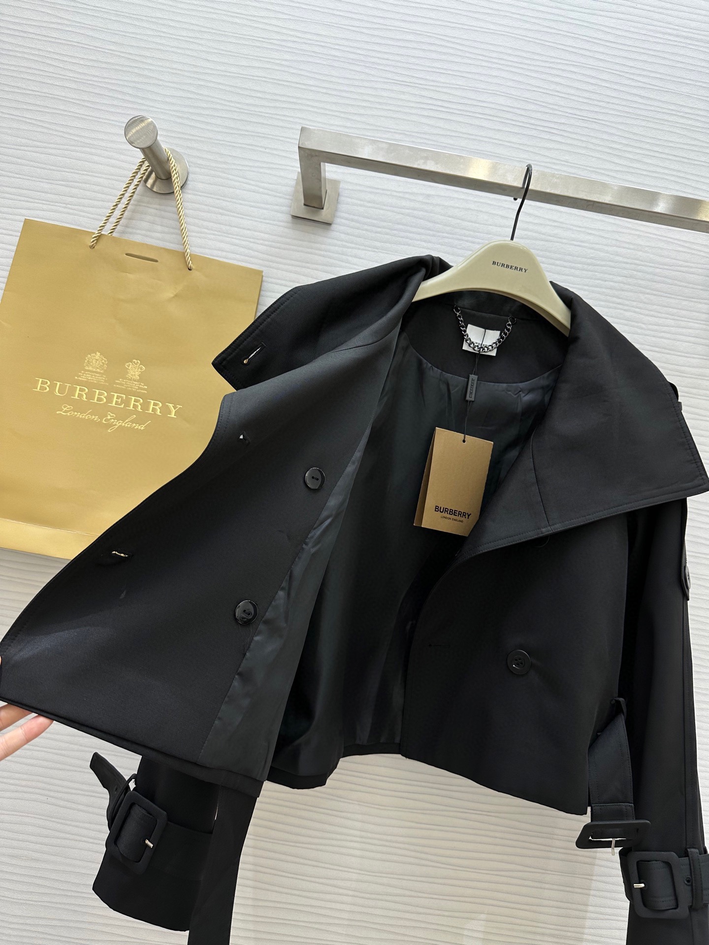 #Burberr♡新款 立领设计短款风衣 腰部下摆腰带可调节收腰设计 利落时髦 短款设计拉升腰线 轻松显