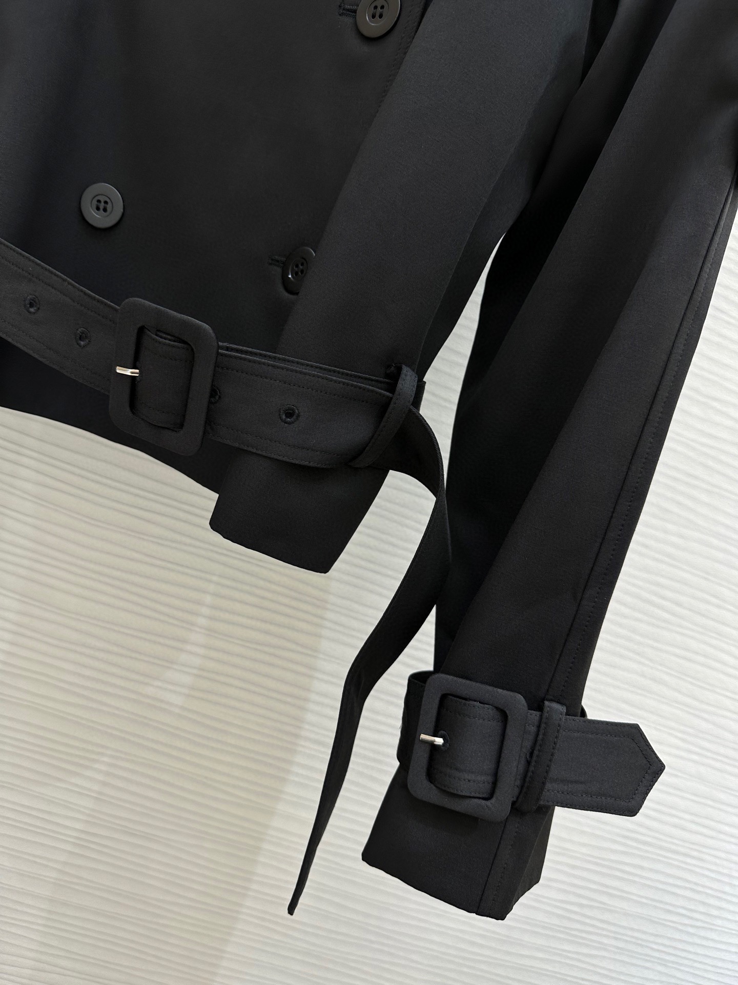 #Burberr♡新款 立领设计短款风衣 腰部下摆腰带可调节收腰设计 利落时髦 短款设计拉升腰线 轻松显