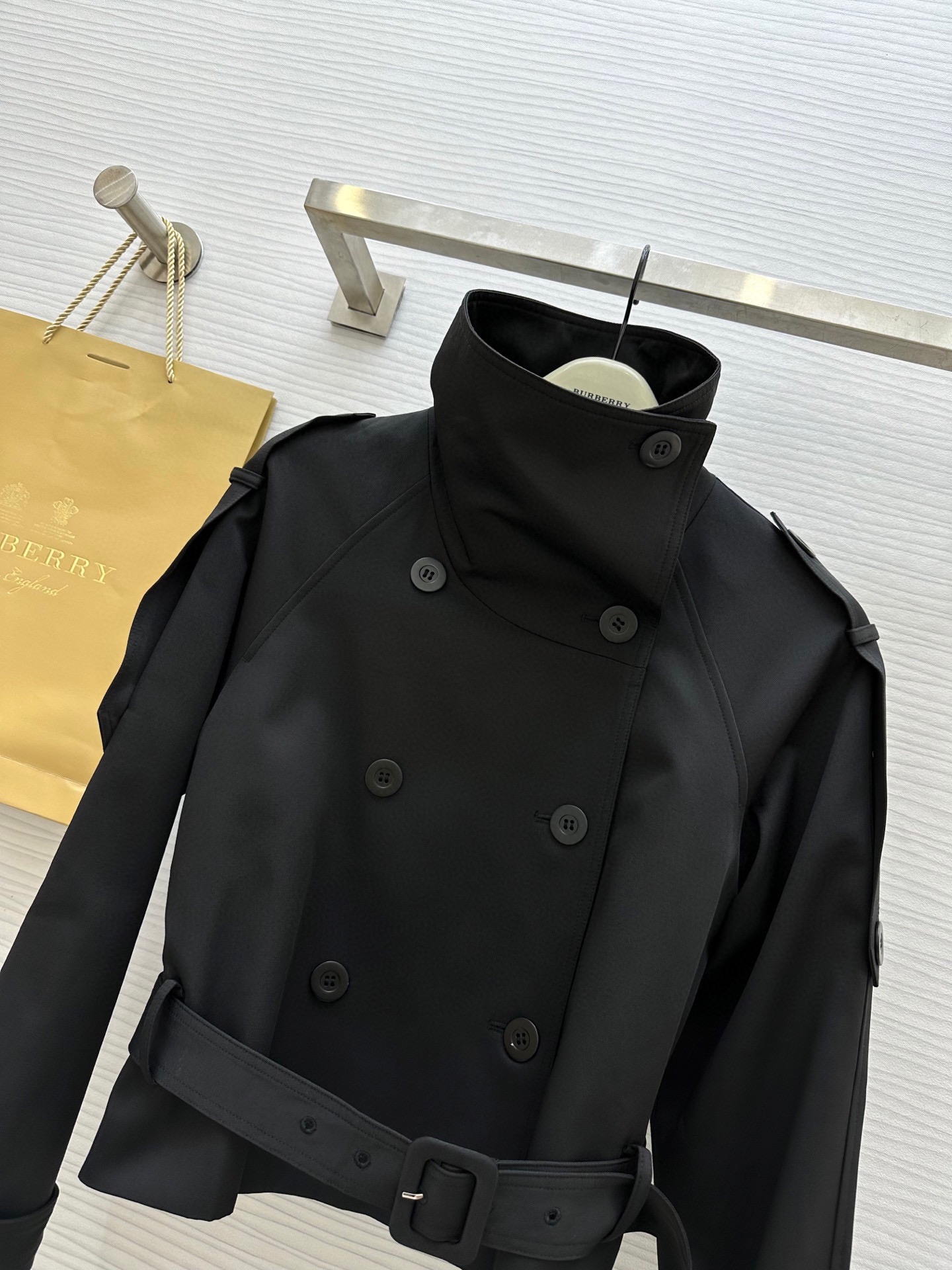 #Burberr♡新款 立领设计短款风衣 腰部下摆腰带可调节收腰设计 利落时髦 短款设计拉升腰线 轻松显