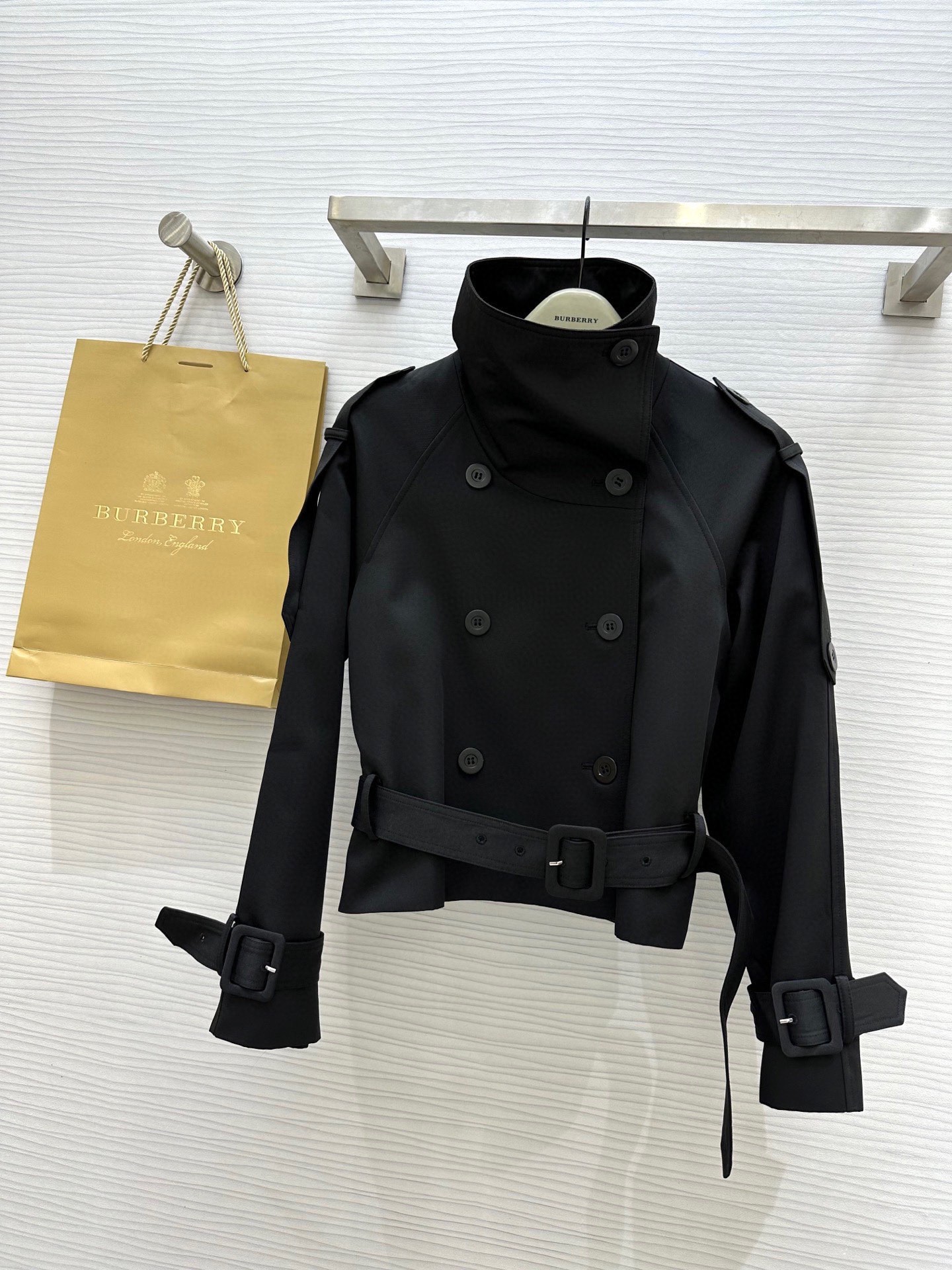 NO:720235,#The highest version on the market. The girl inspects the goods, trims the three marks on the threads, and delivers the goods. You can post pictures and take videos. If you want quality and service, add me on WeChat. We will not accept urgent orders. Burberr's new short windbreaker with stand-up collar design. Adjustable waist belt at the waist. It is neat and fashionable. The short design raises the waistline. It can easily make you look taller. It can easily meet the needs of daily and commuting. It is very practical and high-quality customization ()  Available in stock first size S/M/L (S size bust 96, length 52), Burberry-clothing, burberry,19860909#市面最高版本小妹验货、修剪线头上三标、发货可发图及拍视频,要品质要服务的加我微信,不接急单. Burberr新款 立领设计短款风衣 腰部下摆腰带可调节收腰设计 利落时髦 短款设计拉升腰线 轻松显高 轻松满足日常和通勤的穿搭 实穿度非常高 高品质定制() 现货首发sizeS/M/L（s码胸围96,衣长52）,博柏利-服装,burberry,,Women's clothing