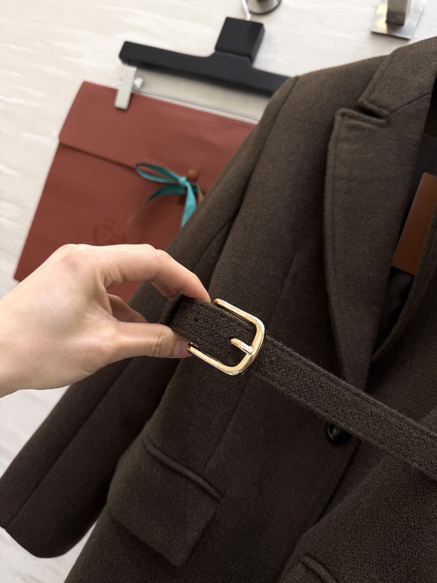 Loro Pian♡²⁶早春新款 精纺羊毛套装 深棕咖色调 包含西装外套+长款半裙 质地柔软 外套腰带设