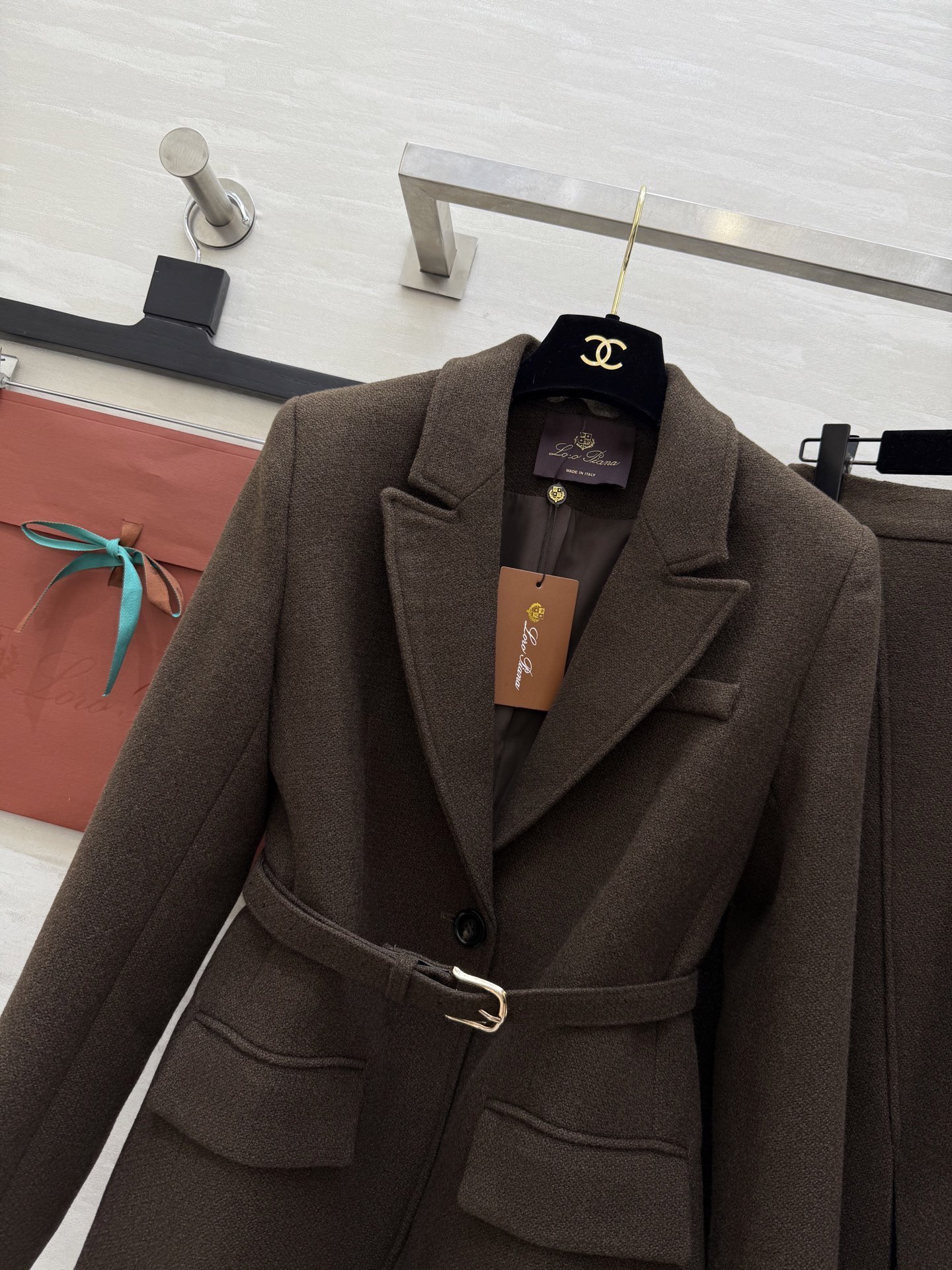 Loro Pian♡²⁶早春新款 精纺羊毛套装 深棕咖色调 包含西装外套+长款半裙 质地柔软 外套腰带设