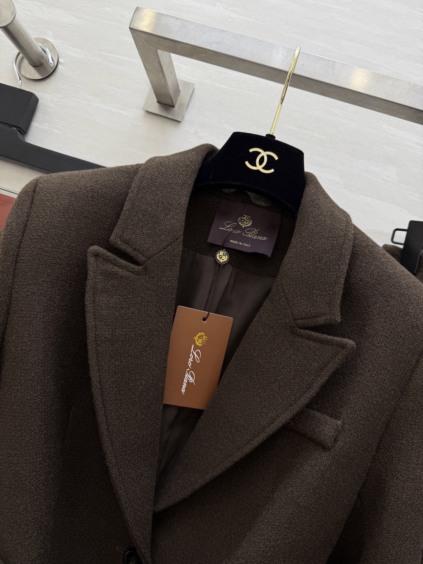 Loro Pian♡²⁶早春新款 精纺羊毛套装 深棕咖色调 包含西装外套+长款半裙 质地柔软 外套腰带设