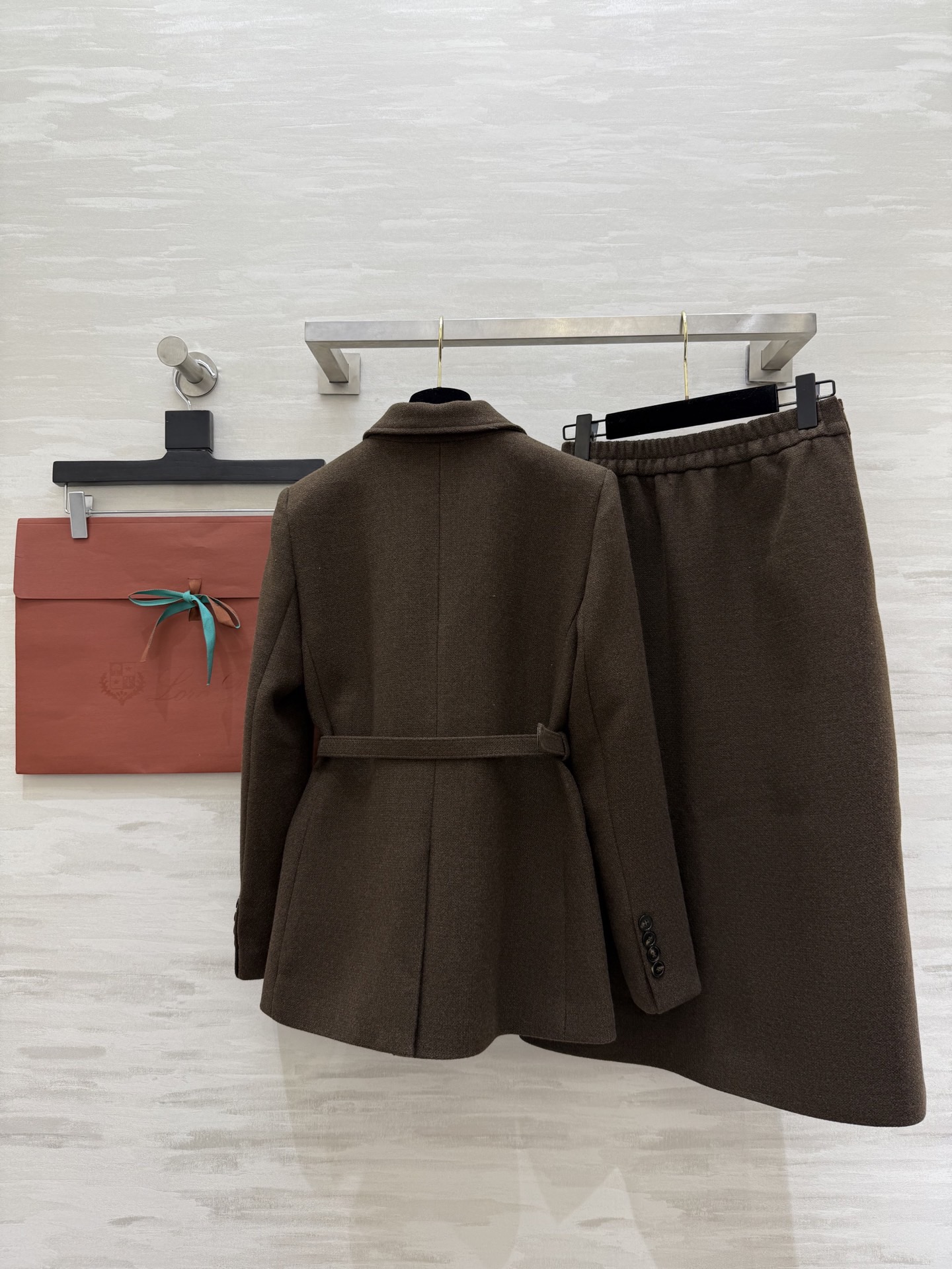 Loro Pian♡²⁶早春新款 精纺羊毛套装 深棕咖色调 包含西装外套+长款半裙 质地柔软 外套腰带设