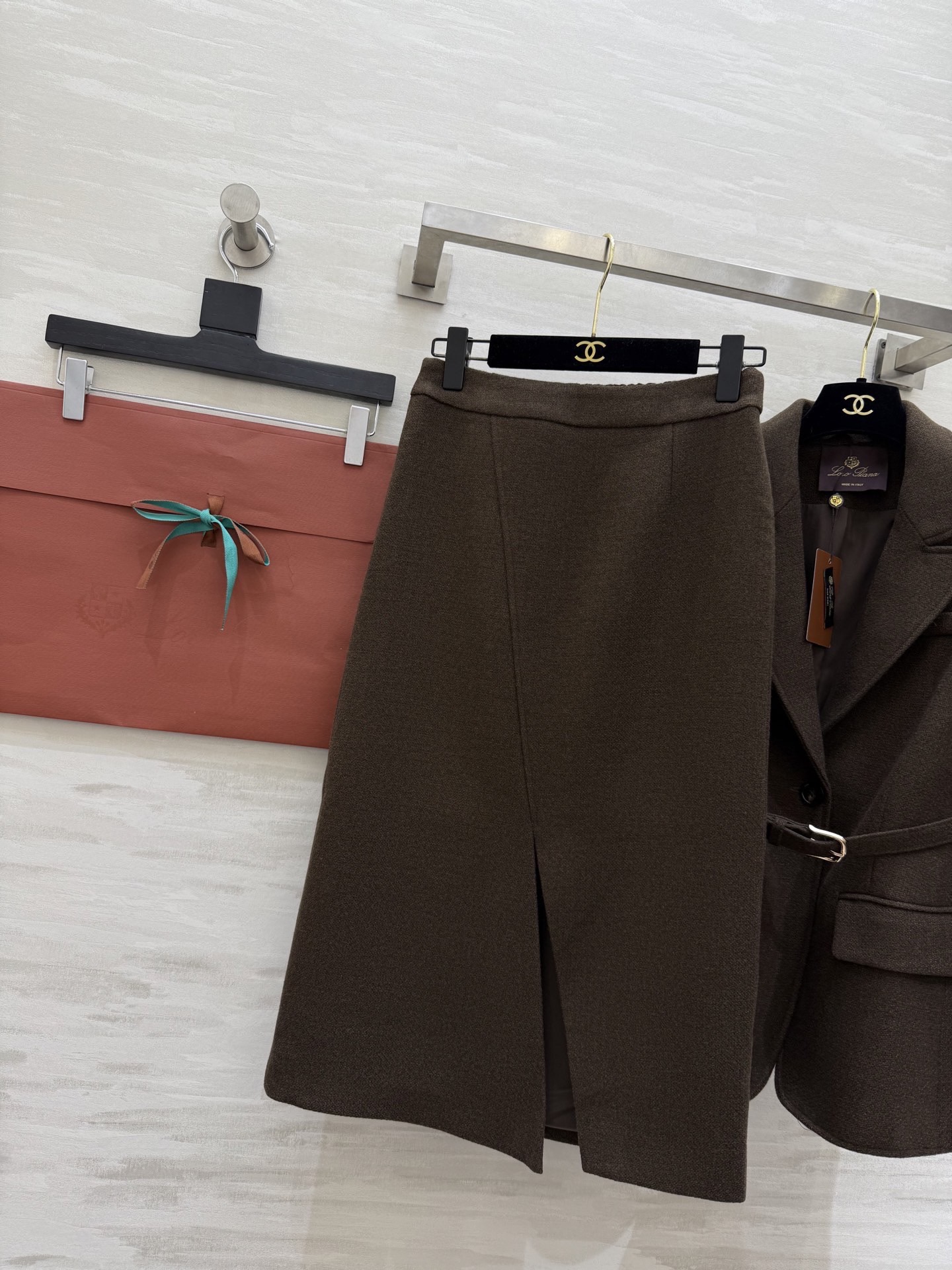 Loro Pian♡²⁶早春新款 精纺羊毛套装 深棕咖色调 包含西装外套+长款半裙 质地柔软 外套腰带设