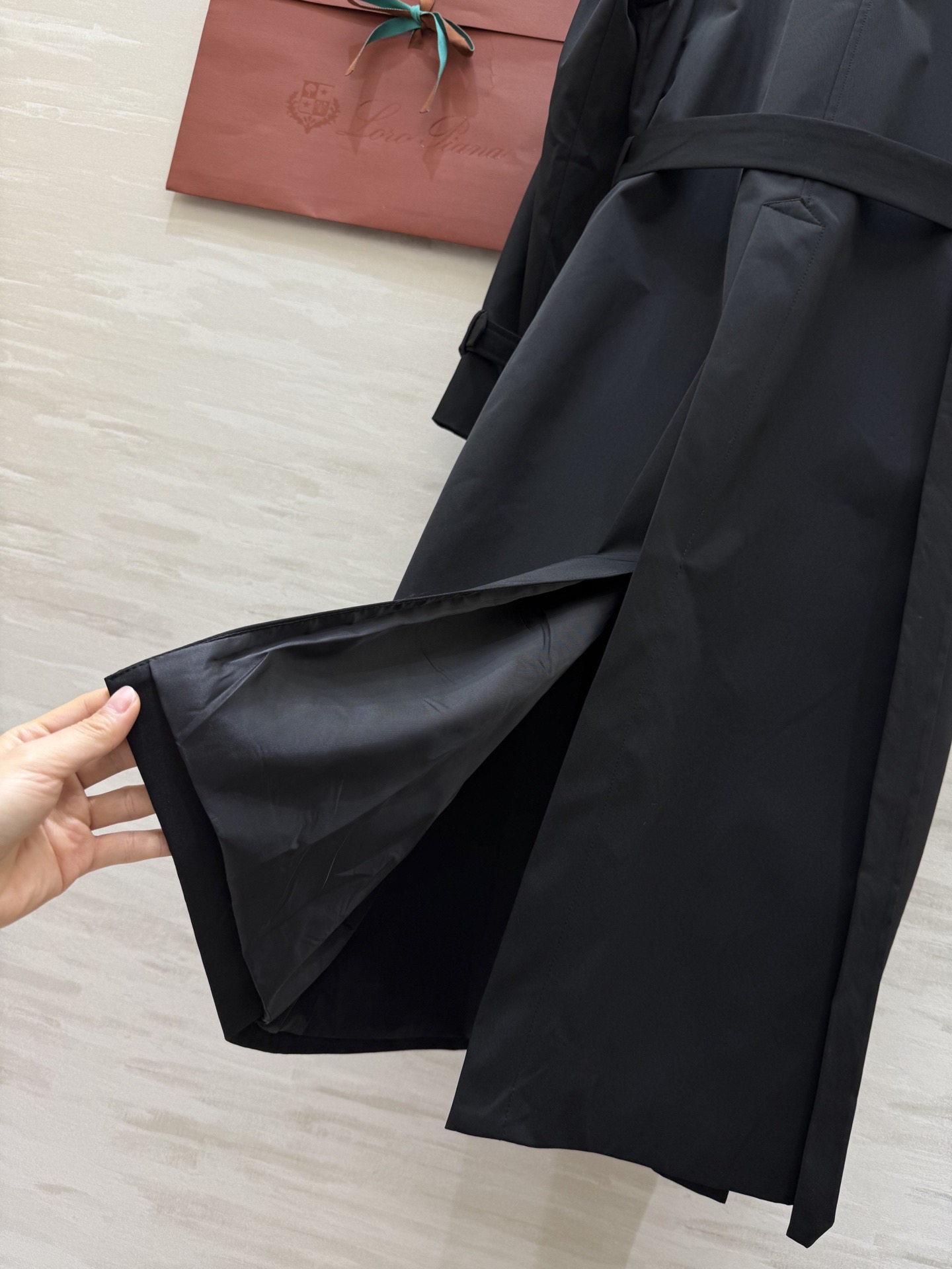 #Loro Piana♡²⁶早春新款 双排扣风衣 经典长款设计 防风防水面料 春秋季节穿着超合适！肩部装