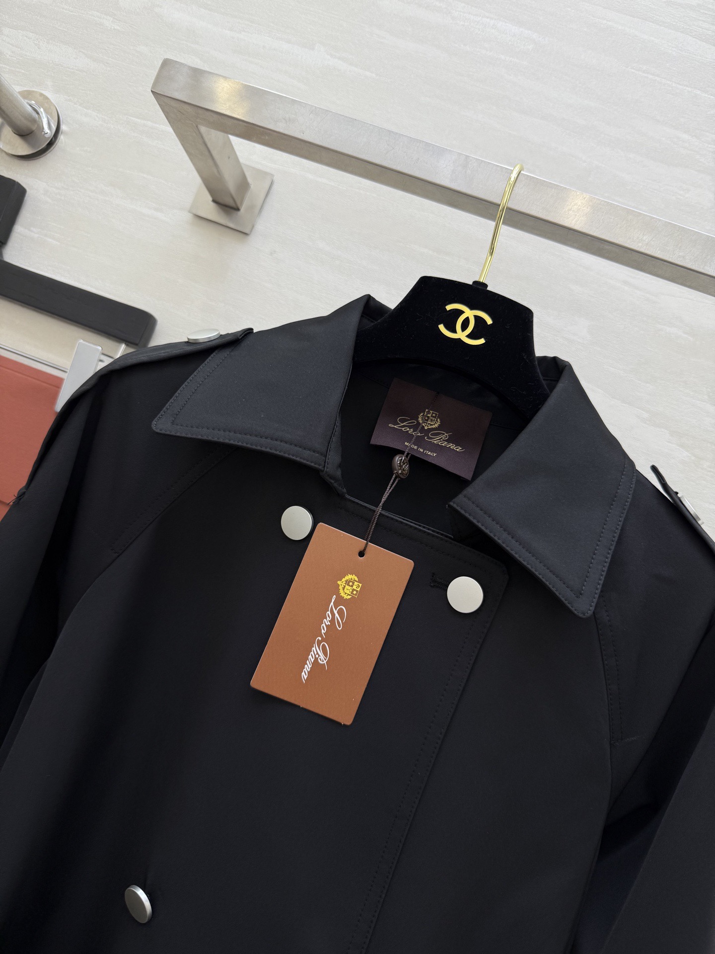 #Loro Piana♡²⁶早春新款 双排扣风衣 经典长款设计 防风防水面料 春秋季节穿着超合适！肩部装