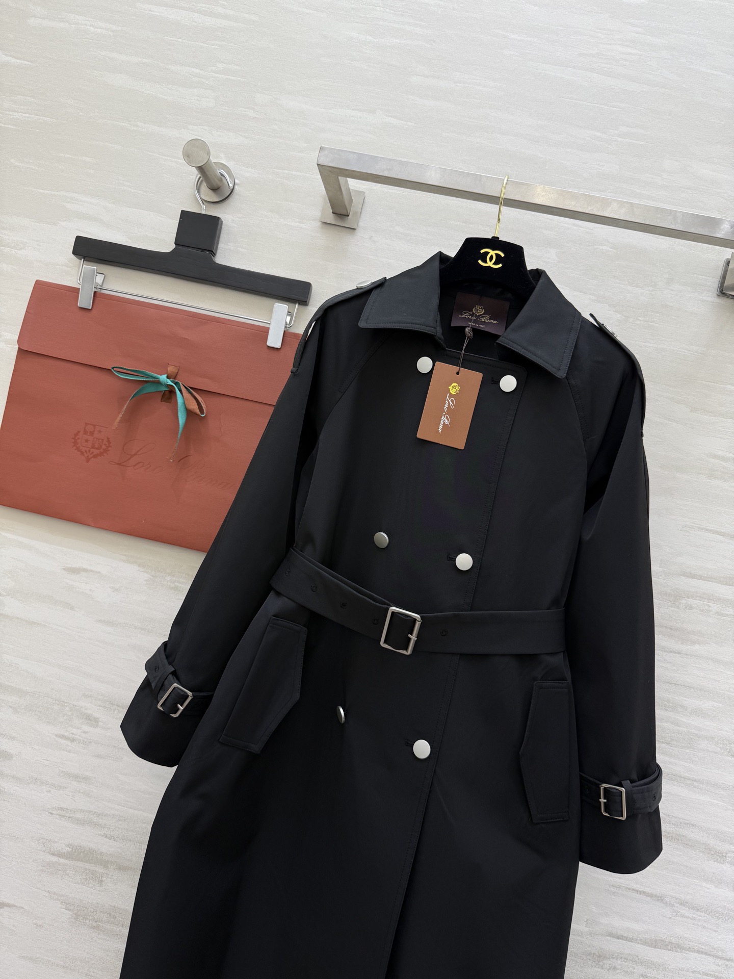 #Loro Piana♡²⁶早春新款 双排扣风衣 经典长款设计 防风防水面料 春秋季节穿着超合适！肩部装