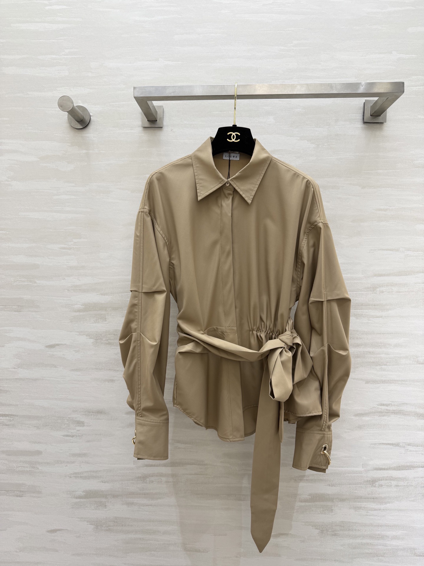 NO:720713,#The highest version on the market. The girl inspects the goods, trims the three marks on the threads, and delivers the goods. You can send pictures and take videos. If you want quality or service, please add me on WeChat. We will not accept urgent orders. Loew spring and summer new style strap waist shirt. The strap design slims the waist. The metal round buttons on the cuffs are exquisite and advanced. The lantern sleeves are full of design and high quality.  Available in stock first size S/M/L/XL (S size shoulder width 52, bust 102, length 65), Loewe-clothing, loewe, loewe,19860909#市面最高版本小妹验货、修剪线头上三标、发货可发图及拍视频,要品质要服务的加我微信,不接急单. Loew春夏新款 绑带收腰衬衣 绑带设计收腰显瘦 袖口金属圆扣精致高级 灯笼袖设计感十足 高品质 现货首发sizeS/M/L/XL（s码肩宽52,胸围102,衣长65）,罗意威-服装,loewe,loewe,,Women's clothing