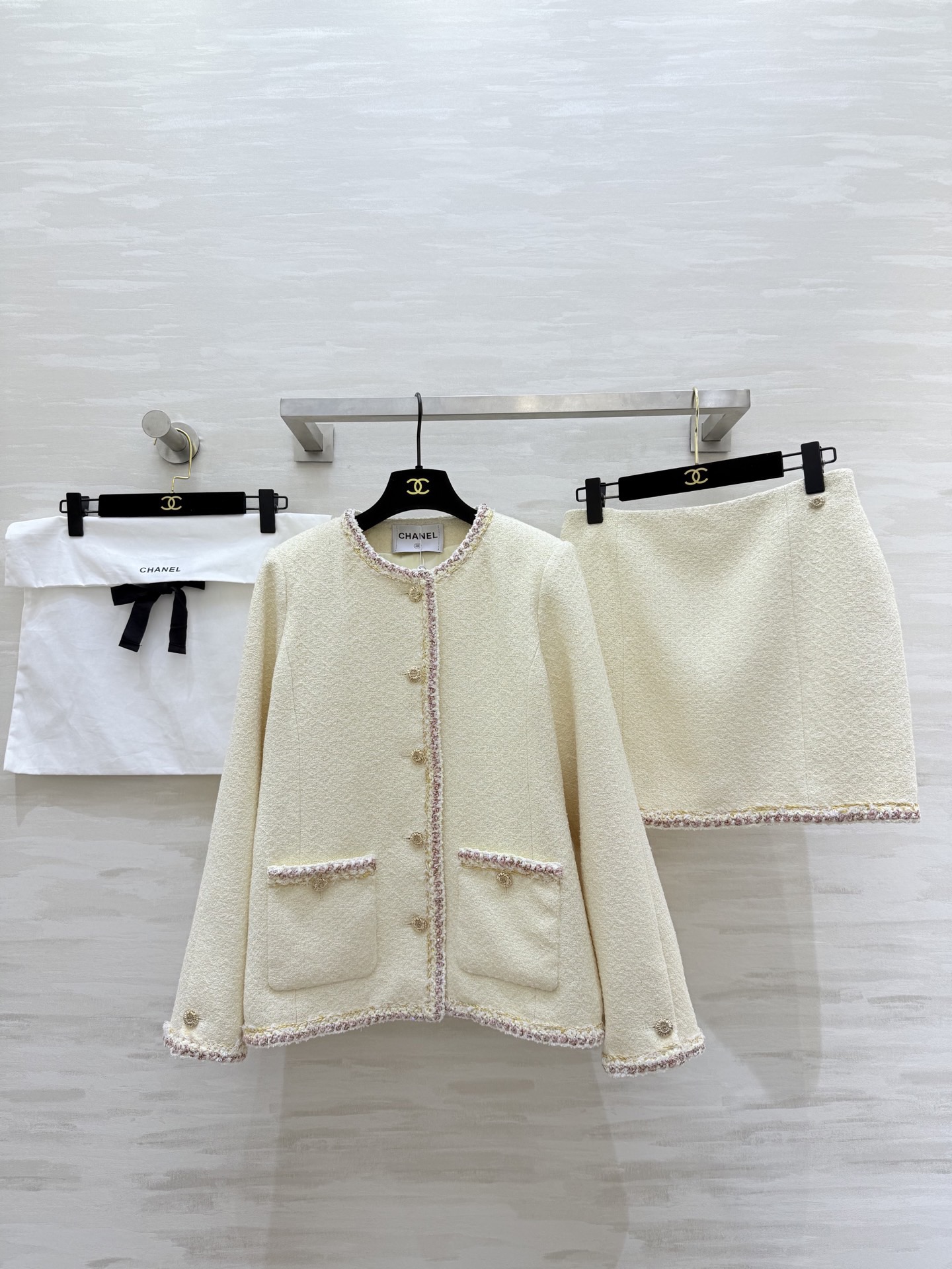 NO:737957,Jackets, skirts #ChaneC early spring vacation series Weave morning mist and twilight into Xiaoxiang's tweed ~ Heavy industry romanticism is a must-have. Sold separately. High-quality customization sizes S/M/L (S size jacket shoulder width 37, bust 90, length 60, skirt waist 68, hips 92, skirt length 39).,,chanel,skirts,jackets & coats,19860909外套,半裙#ChaneC早春度假系列 将晨雾与暮光一同织进小香的粗花呢里~重工浪漫主义必入 分开发售 高品质定制 sizeS/M/L（ s码外套肩宽37,胸围90,衣长60,半裙腰围68,臀围92,裙长39）.,,chanel,skirts,jackets & coats,,Women's clothing