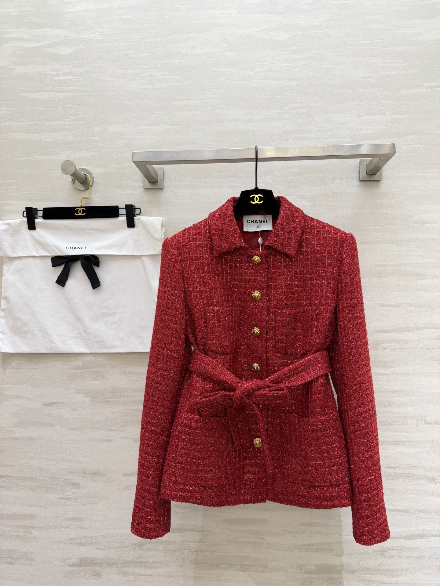 NO:737955,#Chane new style red woven tweed jacket, gold button + belt design, elegant and refined, textured tweed material, this cloth belt easily highlights the waistline, high quality customization, available in stock, sizeS/M/L (S size shoulder width 40, bust 96, length 60),,chanel,jackets & coats,19860909#Chane新款 红色编织粗花呢外套 金色纽扣+腰带设计 优雅又精致 纹理感粗花呢材质 本布腰带轻松凸显腰线 高品质定制 现货首发sizeS/M/L（s码肩宽40,胸围96,衣长60）,,chanel,jackets & coats,,Women's clothing
