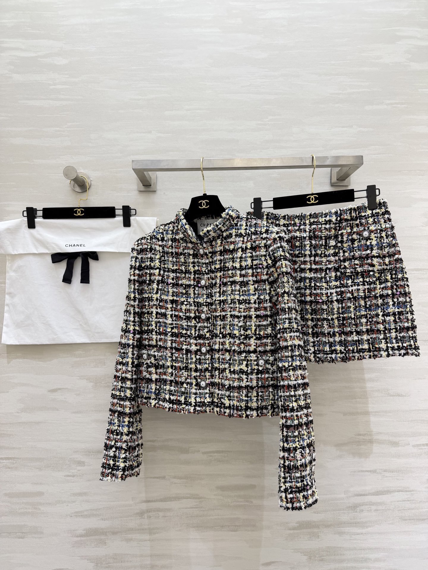 NO:737956,Jacket, skirt ChaneC show model Mosaic enamel button series Colorful green mixed color woven fabric Custom molded hardware buttons High quality Sold separately sizeS/M/L (S size shoulder width 39, bust 98, length 50, skirt waist 68, hip 88, skirt length 37),,chanel,skirts,jackets & coats,19860909外套,半裙ChaneC秀款 马赛克珐琅扣系列 彩绿色混色编织面料 定制开模五金纽扣 高品质 分开发售sizeS/M/L（s码肩宽39,胸围98,衣长50,半裙腰围68,臀围88,裙长37）,,chanel,skirts,jackets & coats,,Women's clothing