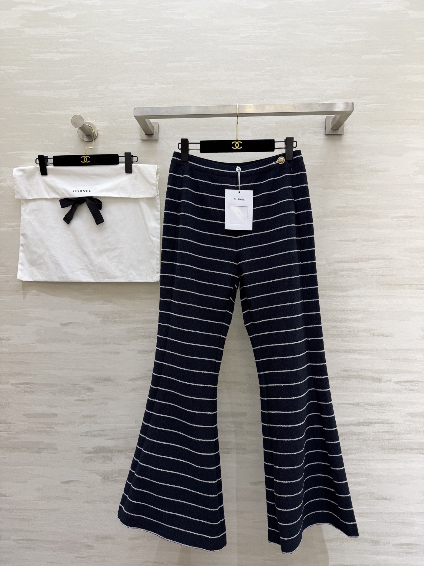 NO:737952,#Chane early spring vacation series striped bell-bottom pants, black and white horizontal stripe design, high waist + bell-shaped pants to modify the leg shape, perfect slimming effect!  Gold buttons embellished with exquisite details, elegant and fashionable!  Inspired by the Villa d'Este on Lake Como. It is full of resort style. It can be easily worn in daily life or on vacation. It will look even better with the tops of the same series. High-quality customization. Available in stock first size S/M/L (S size waist 70, hip 90, trouser length 102),,chanel,19860909#Chane早春度假系列 条纹喇叭裤 黑白横条纹设计 高腰+喇叭裤型修饰腿型 显瘦效果满分！金色纽扣点缀 细节精致 优雅又时髦！灵感来自科莫湖埃斯特庄园 度假风十足 日常或度假都能轻松驾驭搭配同系列上衣更出彩 高品质定制 现货首发sizeS/M/L（s码腰围70,臀围90,裤长102）,,chanel,,Women's clothing