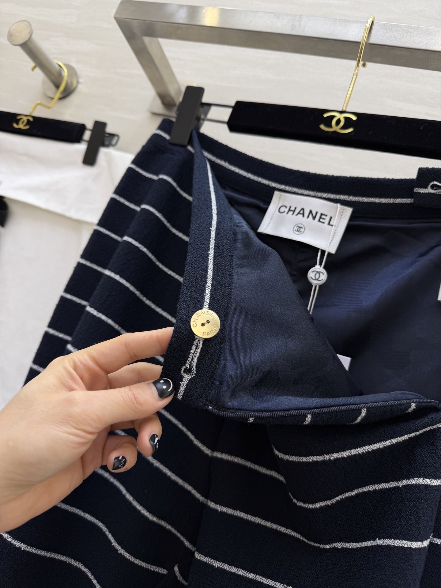 #Chane♡²⁶早春度假系列 条纹喇叭裤 黑白横条纹设计 高腰+喇叭裤型修饰腿型 显瘦效果满分！金色纽