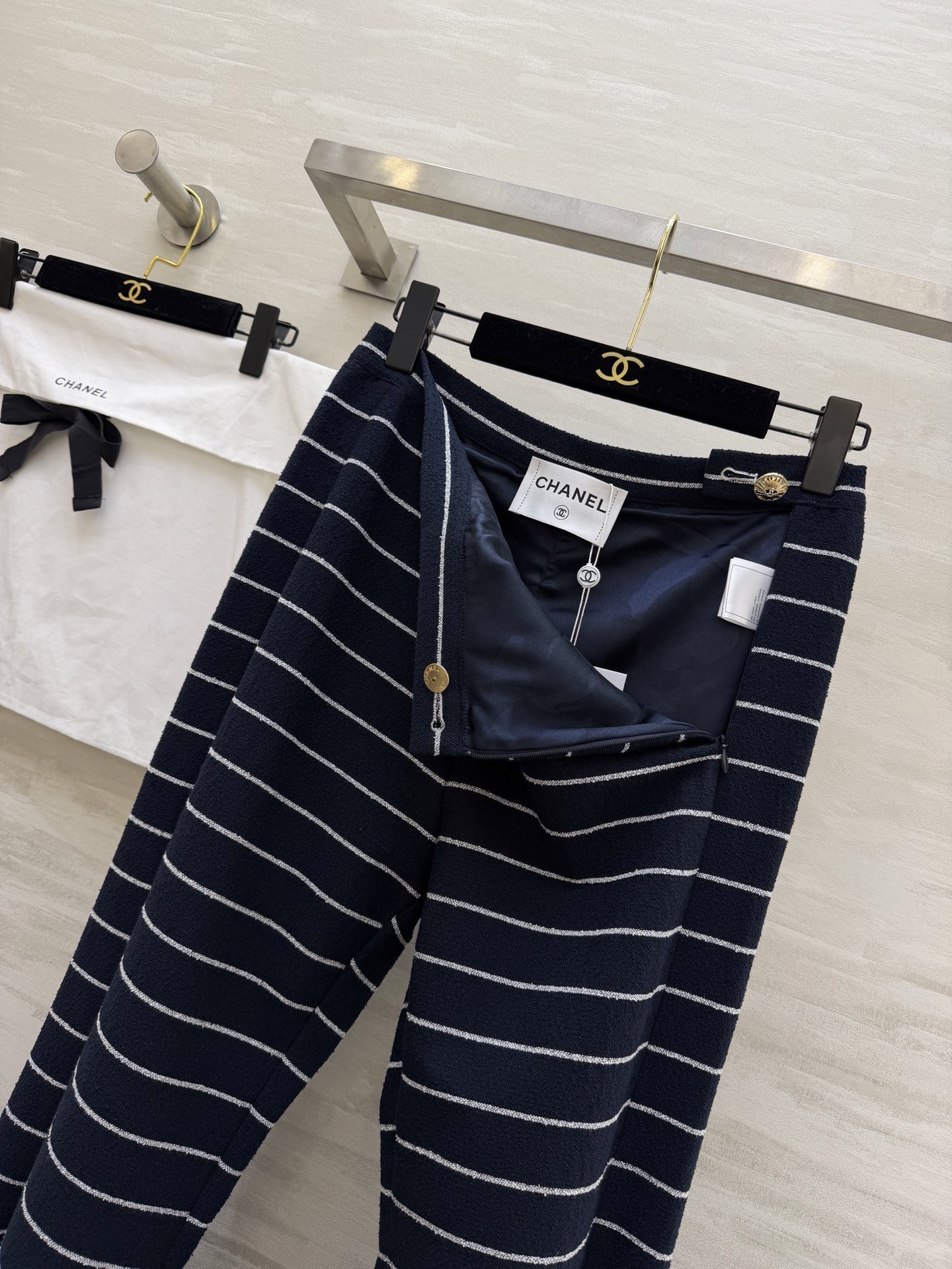 #Chane♡²⁶早春度假系列 条纹喇叭裤 黑白横条纹设计 高腰+喇叭裤型修饰腿型 显瘦效果满分！金色纽