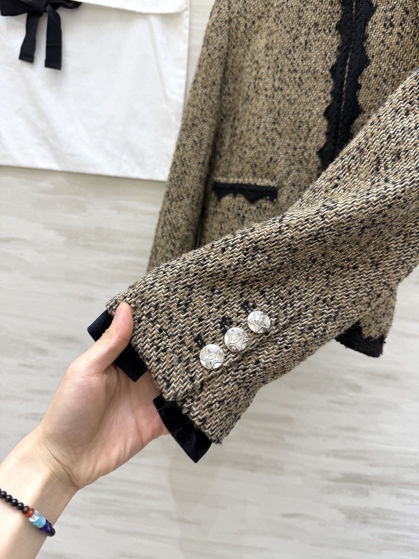 #Chane♡²⁶早春新款 经典粗花呢外套 米色混纺粗花呢 黑色编织边点缀 优雅复古气质满分！胸前山茶花